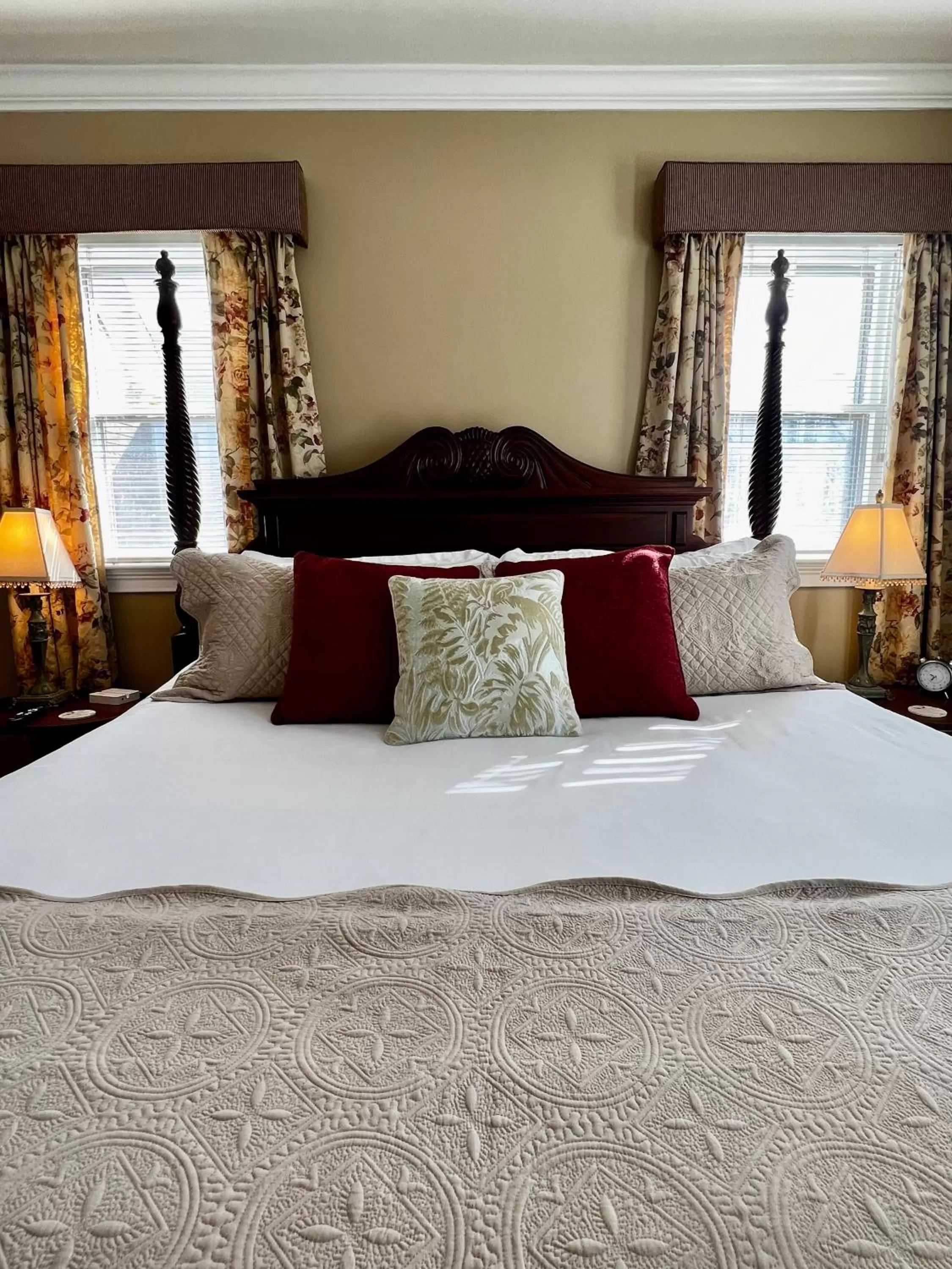 Bedroom, Bed in Almondy Inn Bed & Breakfast