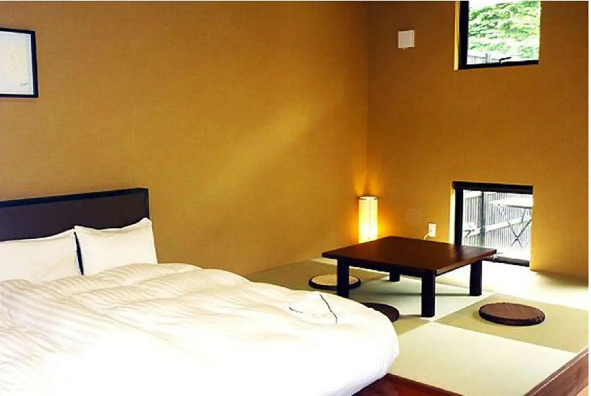 Bed in Karuizawa Hotel Longing House