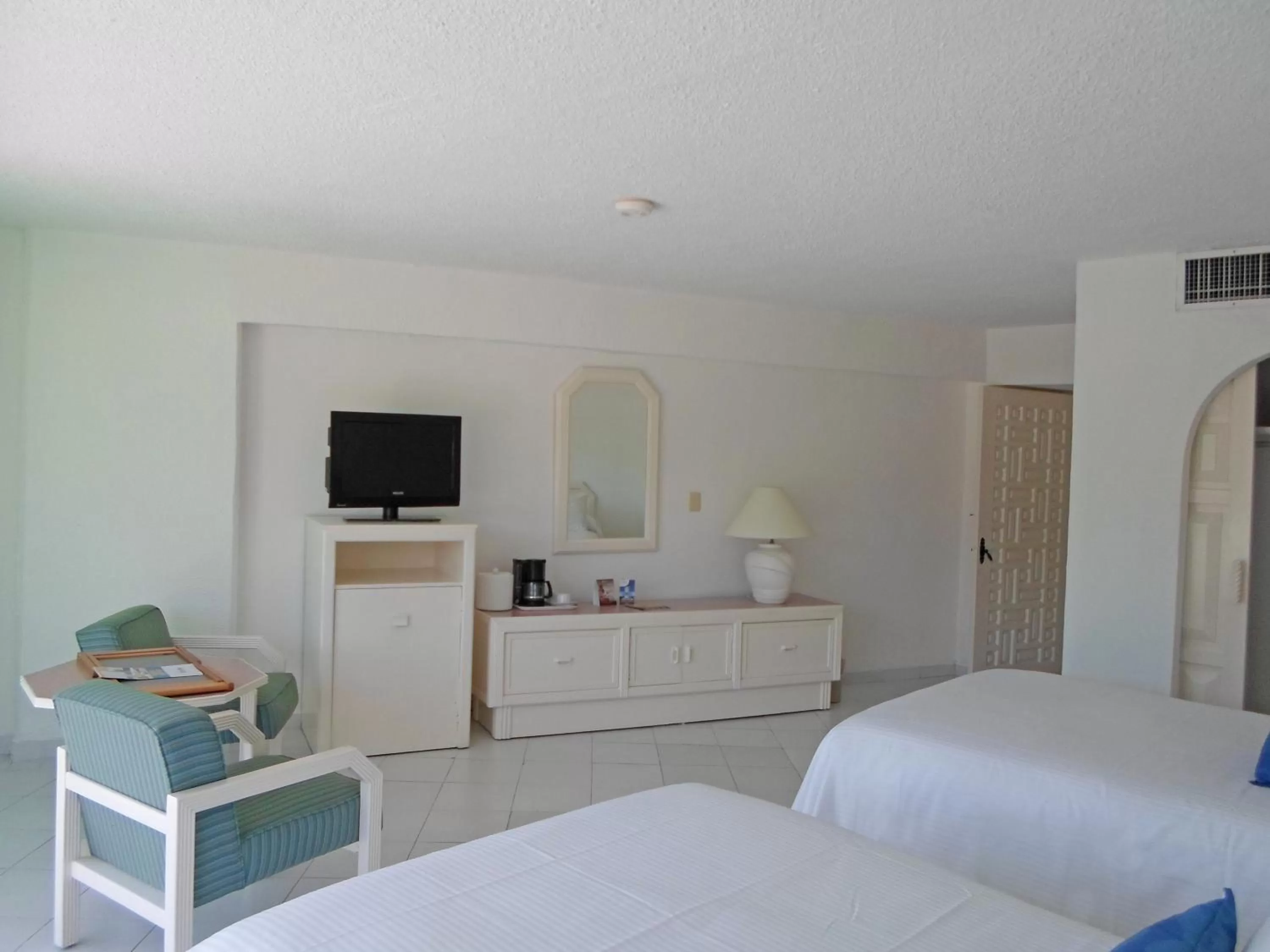 Photo of the whole room, Room Photo in Calinda Beach Acapulco