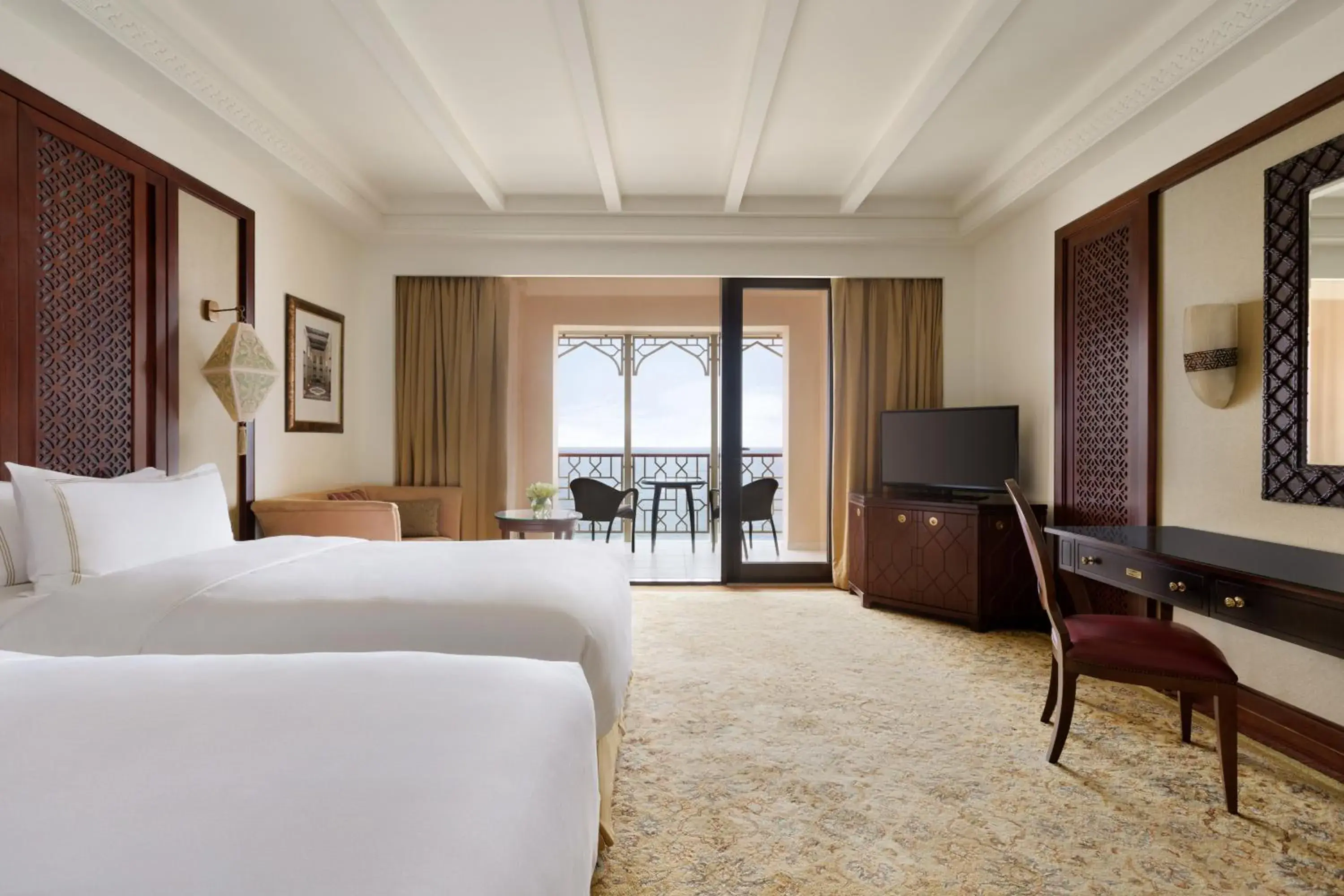 Bedroom, TV/Entertainment Center in Shangri-La Al Husn Resort & Spa