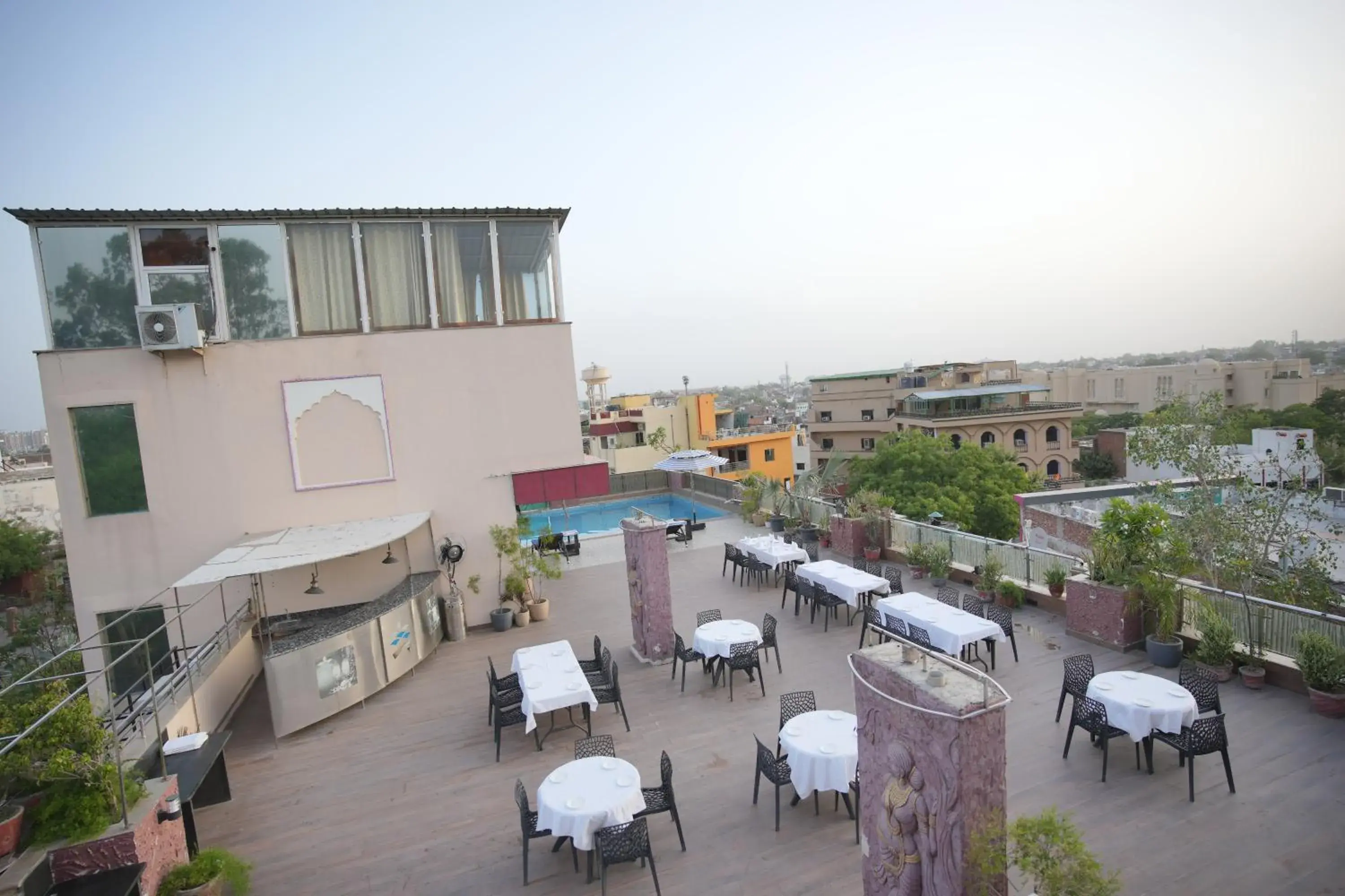 Restaurant/Places to Eat in Hotel Atulyaa Taj