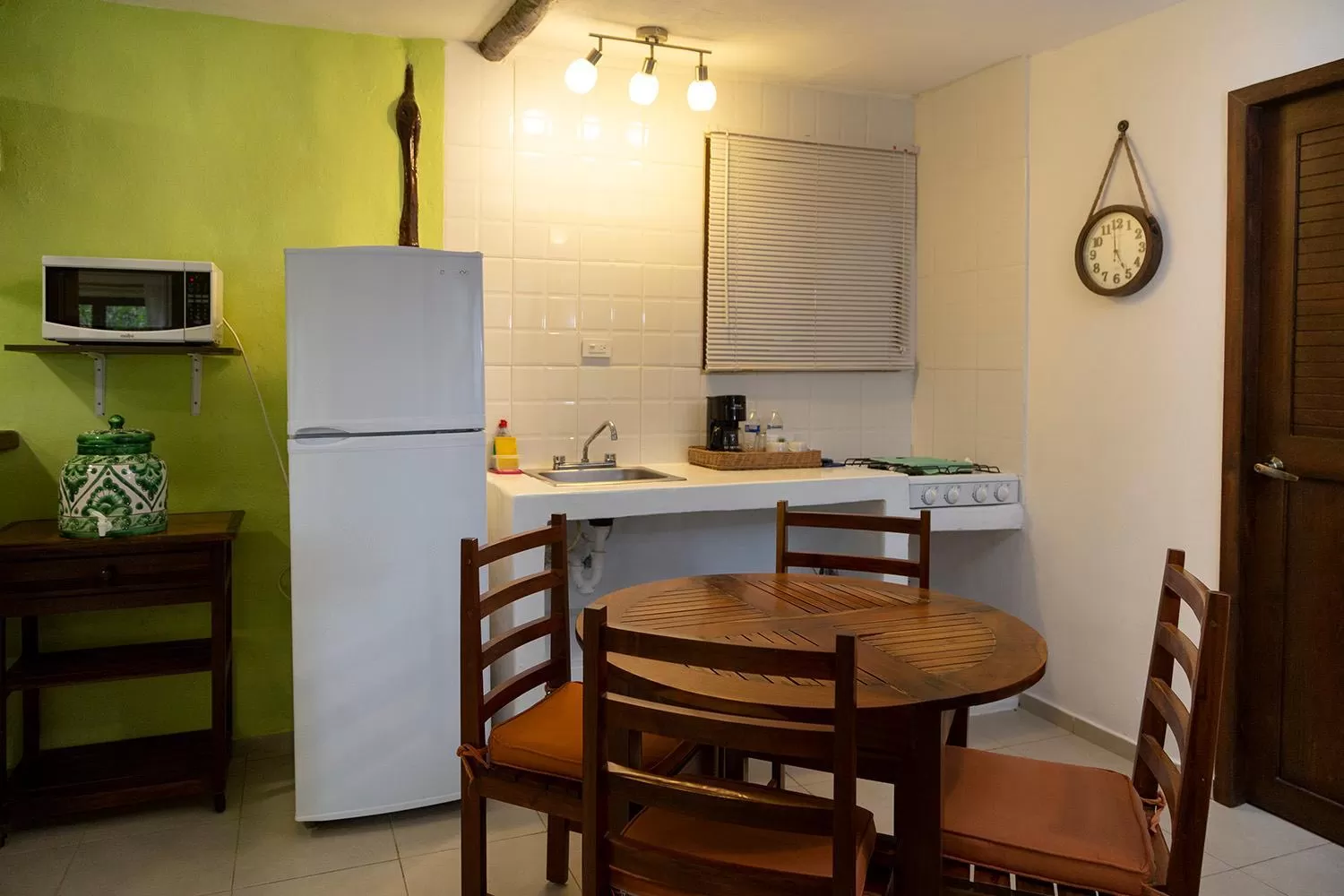 Kitchen or kitchenette in Hotel Amar Inn