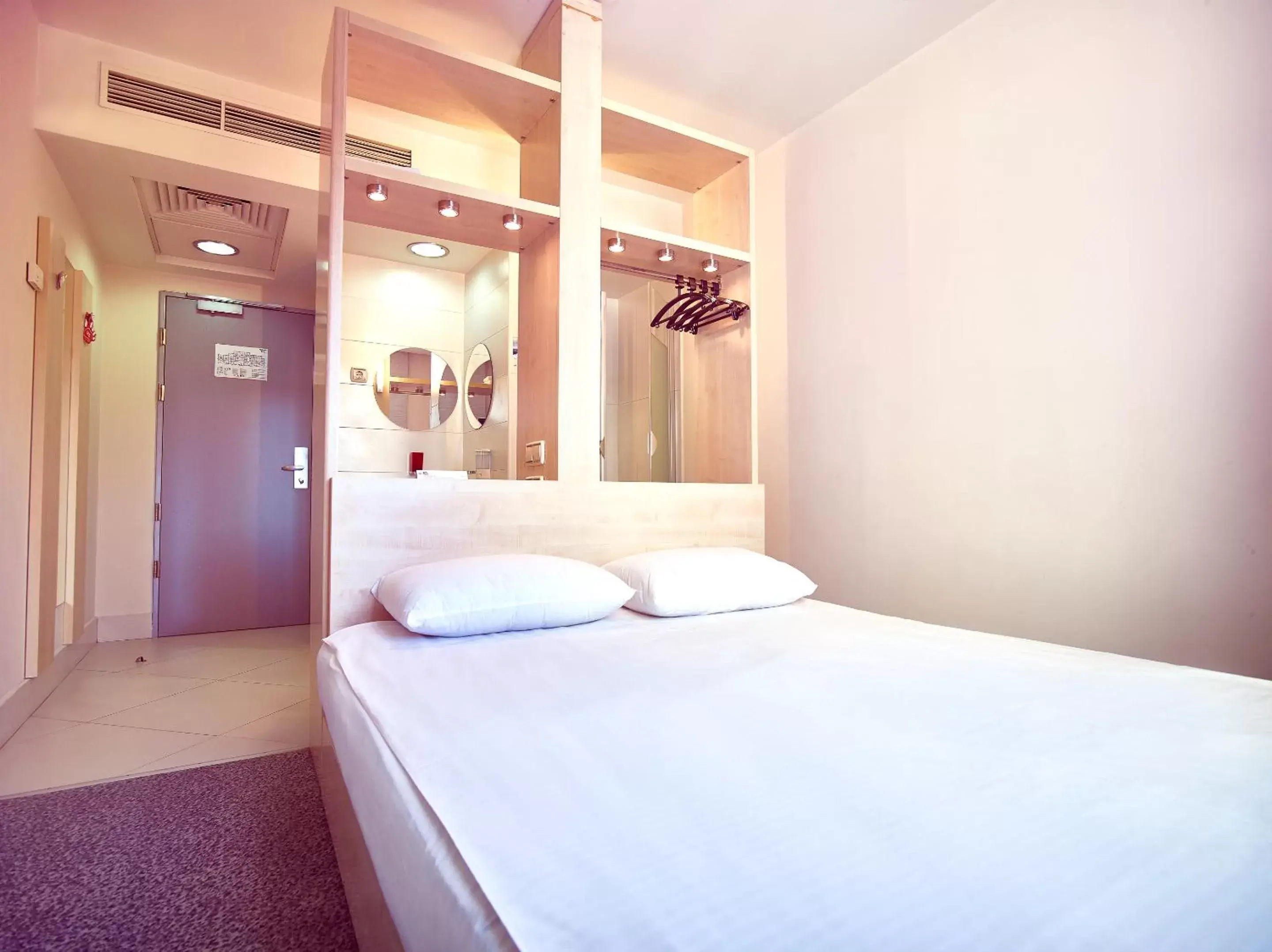 Photo of the whole room, Bed in Hello Hotels Gara de Nord