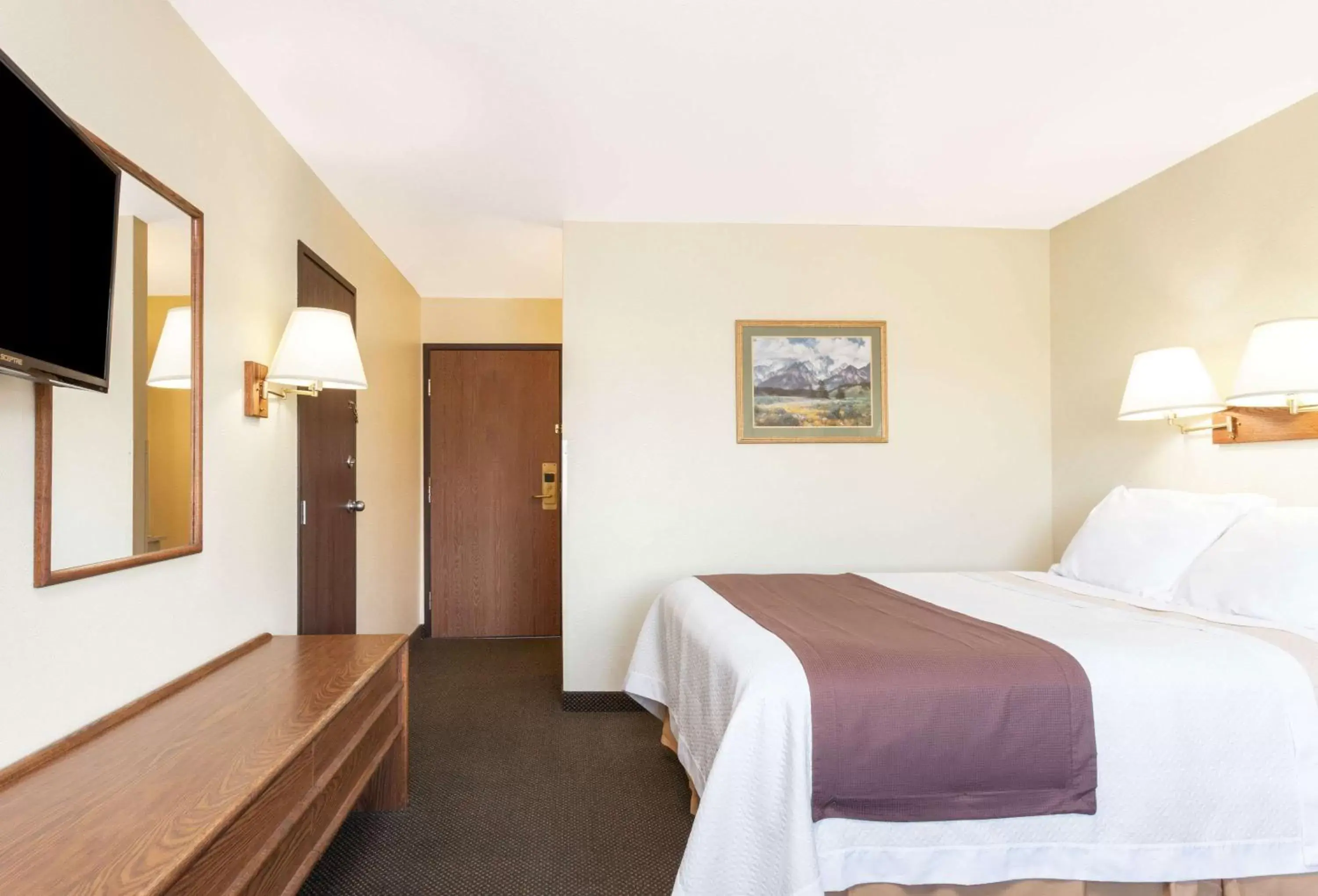 Photo of the whole room, Bed in Days Inn by Wyndham Missoula Airport