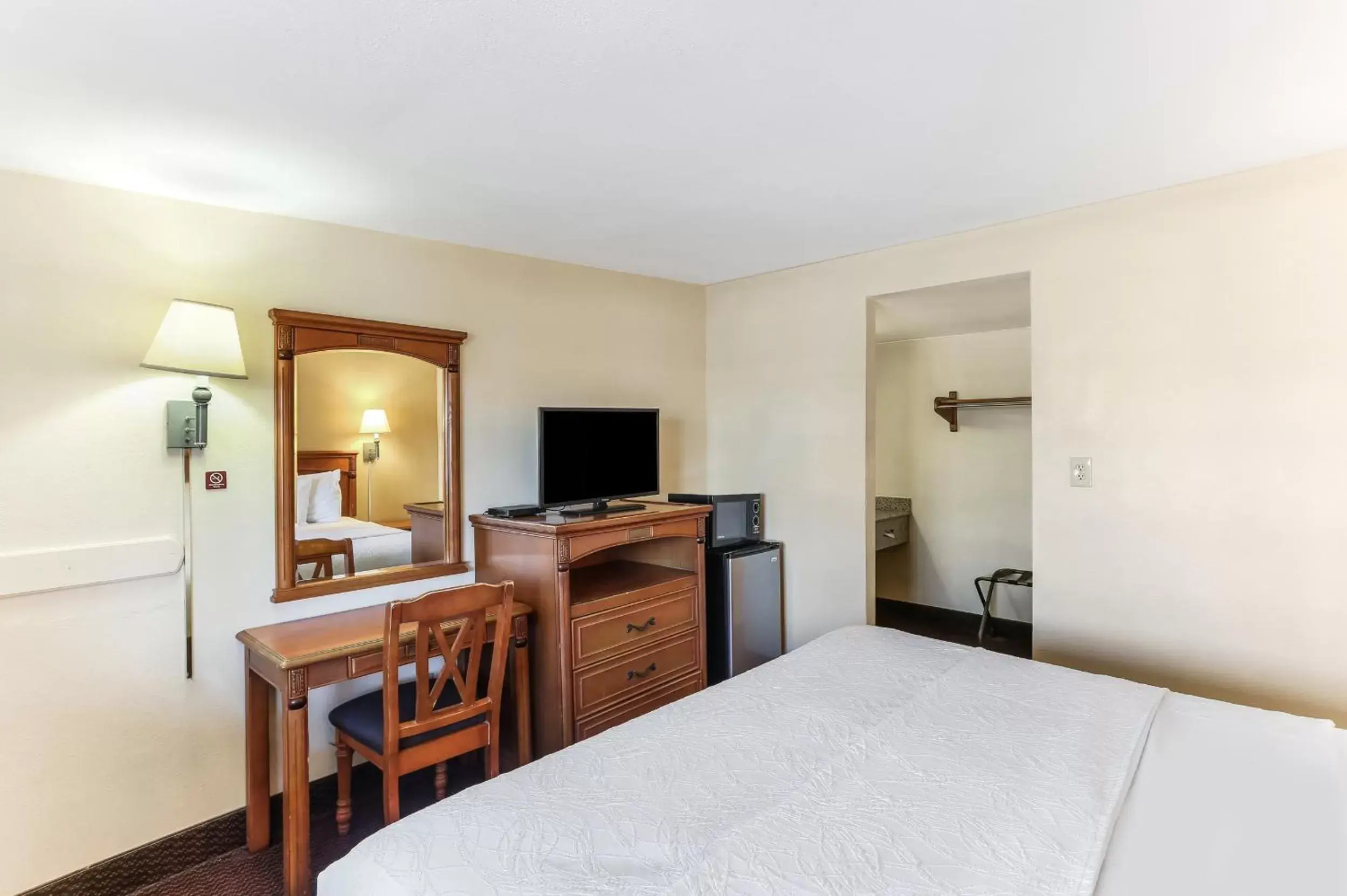 Bedroom, TV/Entertainment Center in Americas Best Value Inn and Suites El Centro