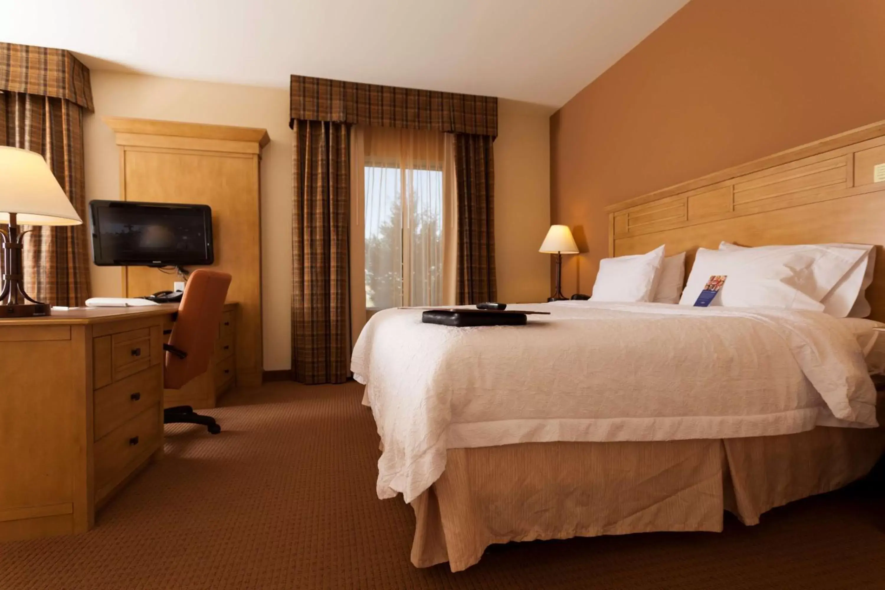 Bed in Hampton Inn & Suites Riverton
