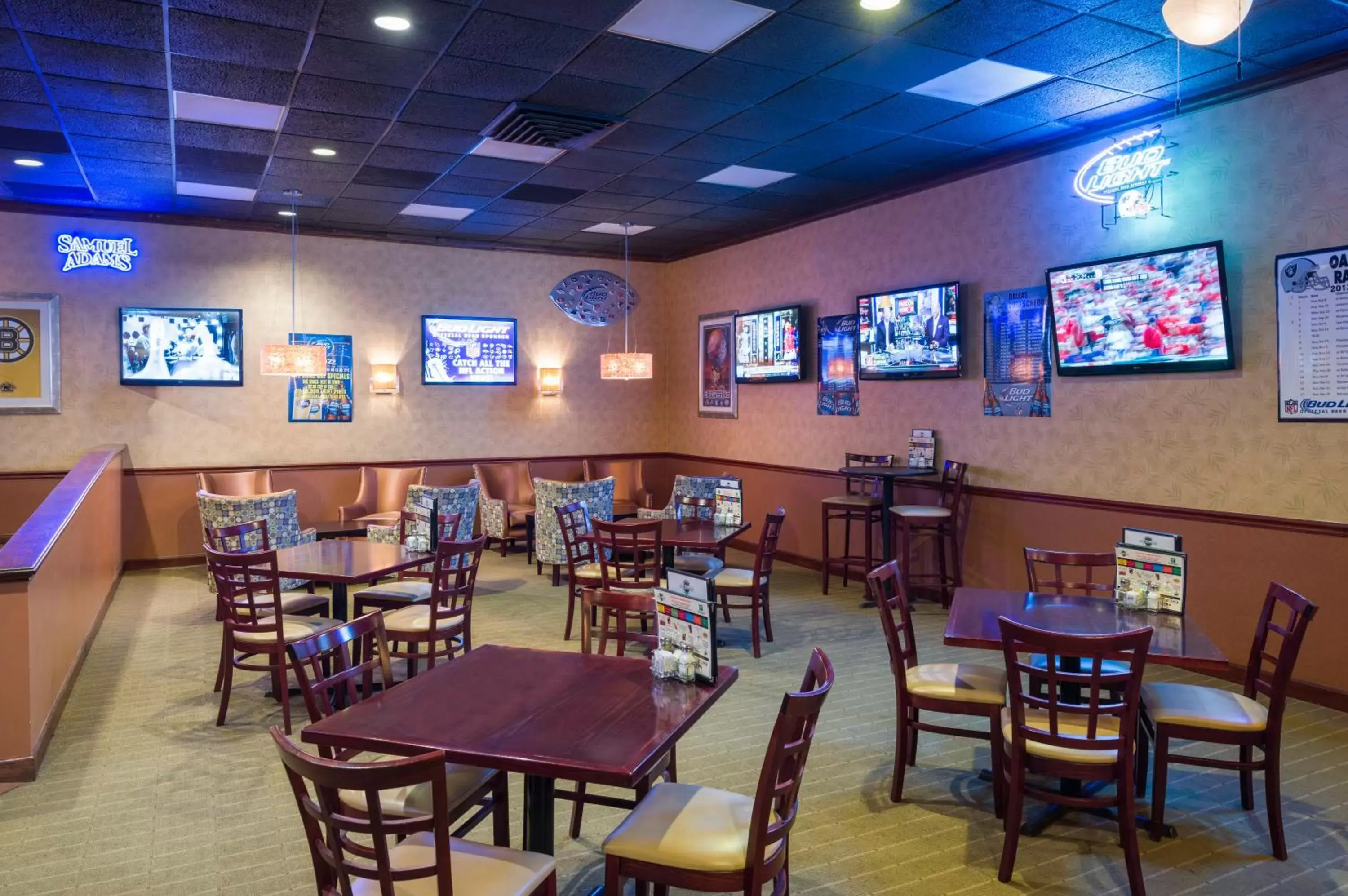 Lounge or bar in Holiday Inn Norwich by IHG Lounge or bar in Holiday Inn Norwich by IHG