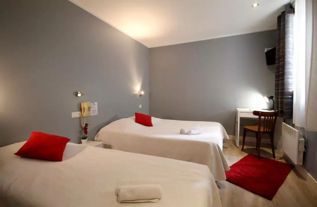 Photo of the whole room, Bed in Hôtel de l'Ours