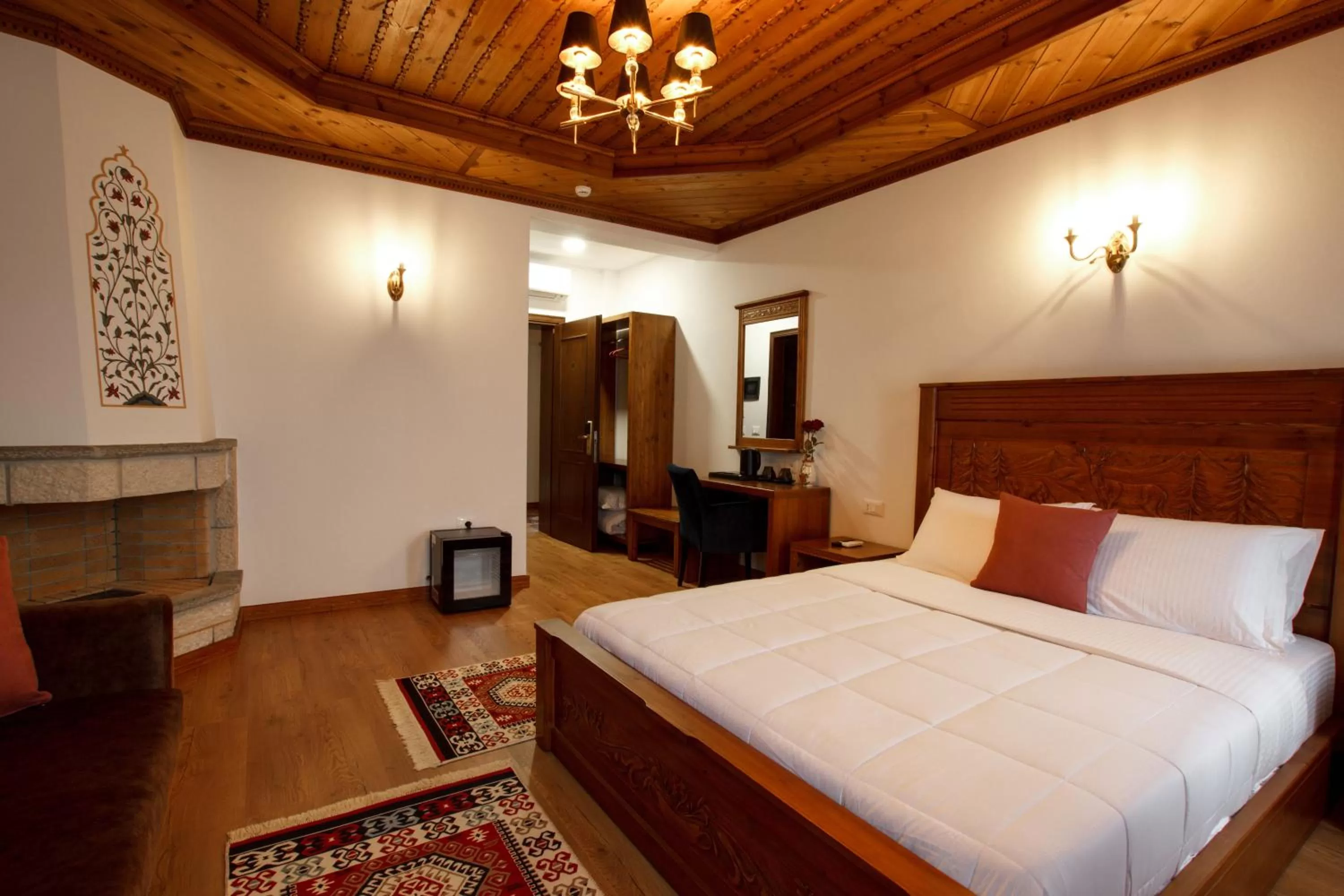 Bedroom, Bed in Rose Garden Hotel