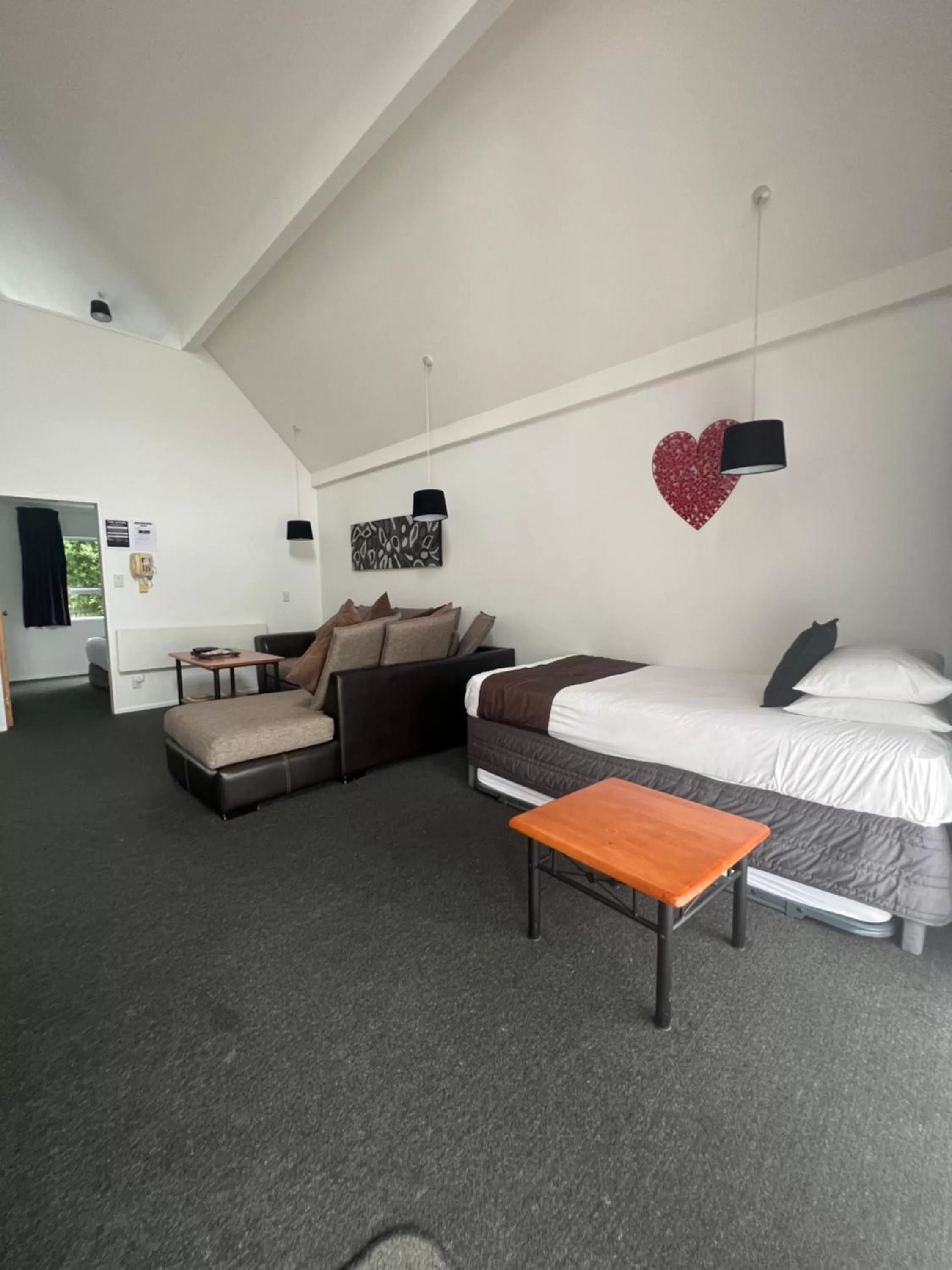 Living room, Bed in ASURE Green Gables Motel