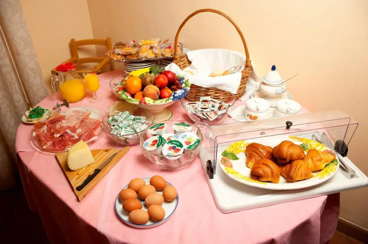 Continental breakfast, Food in Hotel Beatrice