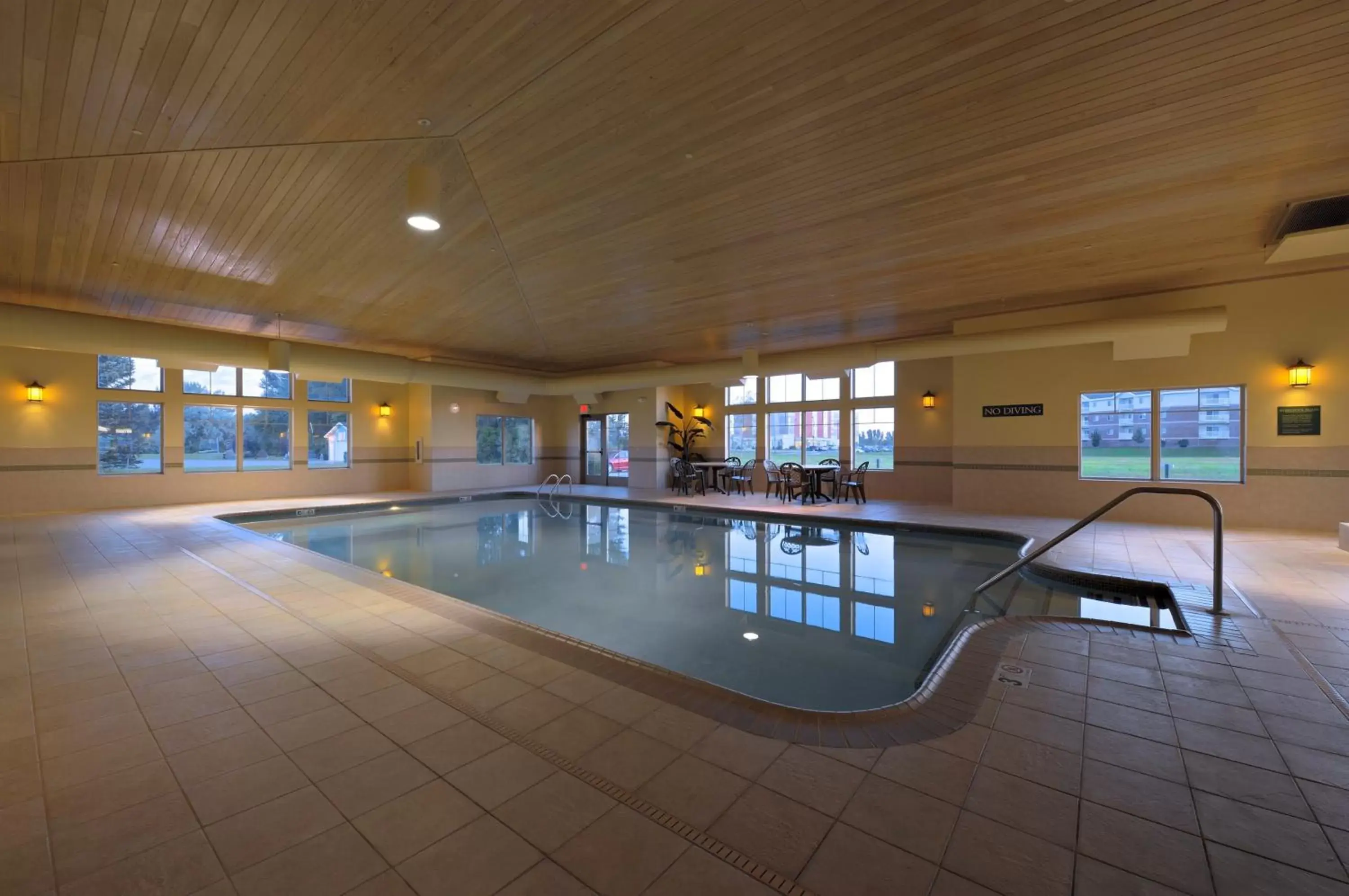 Spa and wellness centre/facilities, Swimming Pool in Country Inn & Suites by Radisson, Grand Forks, ND
