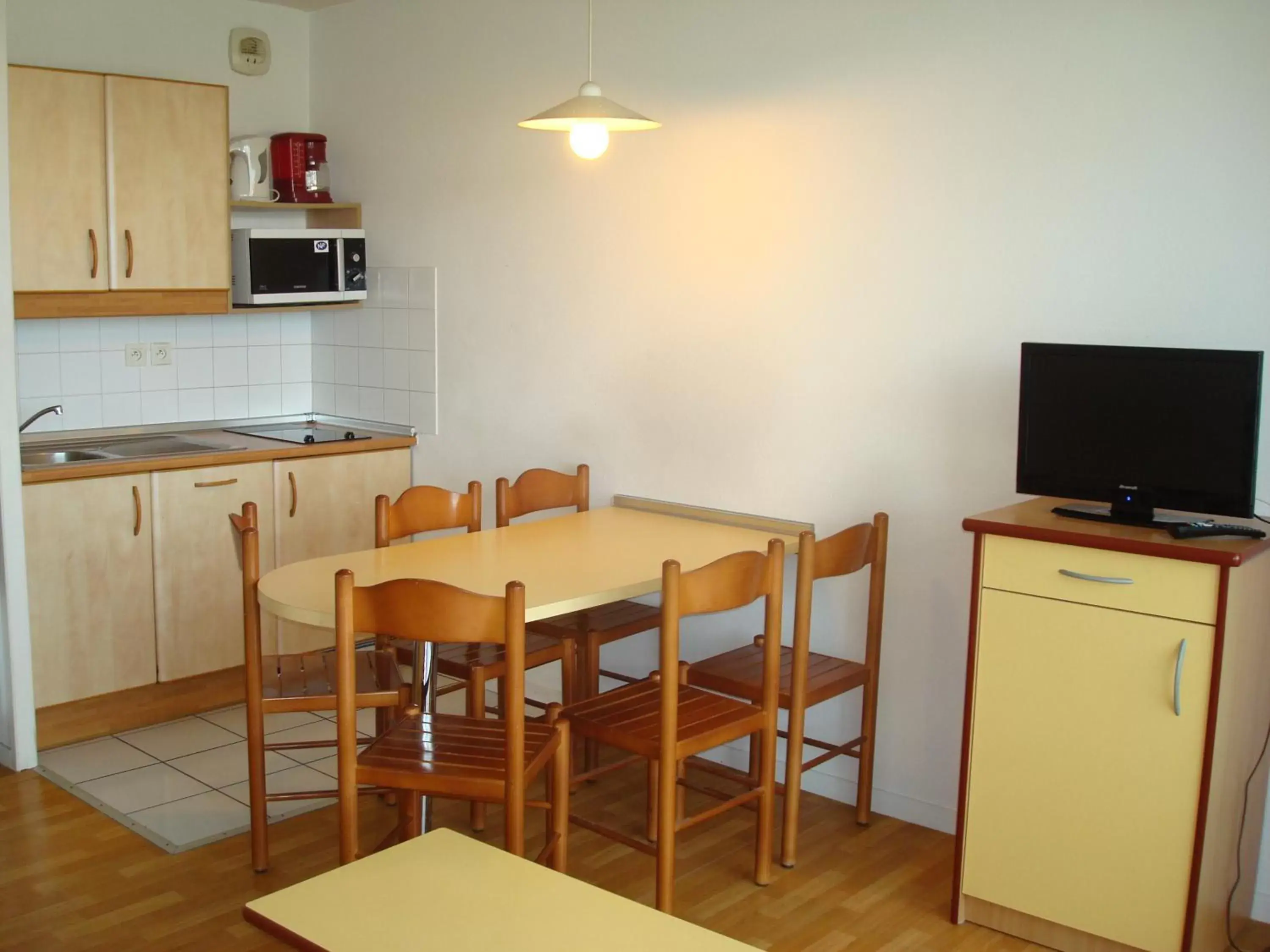 Kitchen or kitchenette, Dining Area in Résidence Mer & Golf Ilbarritz