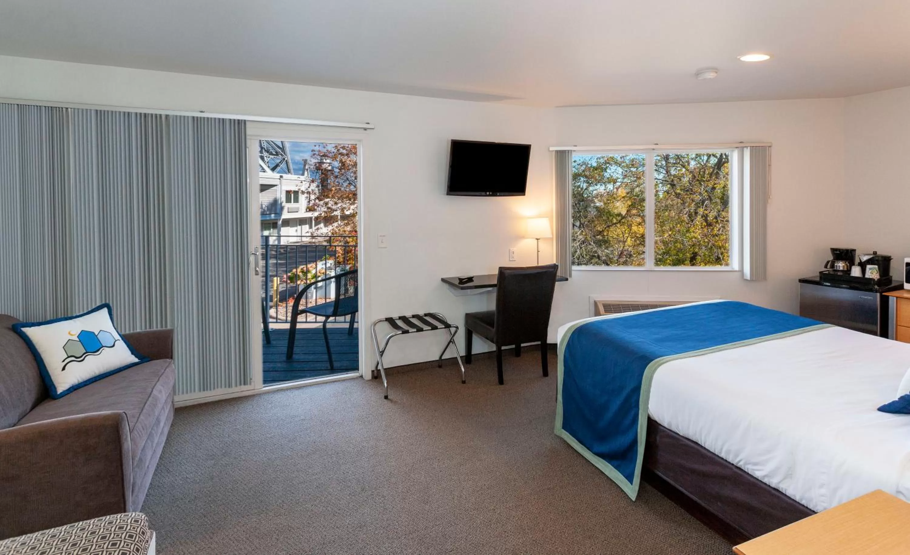 Balcony/Terrace, Bed in South Pier Inn