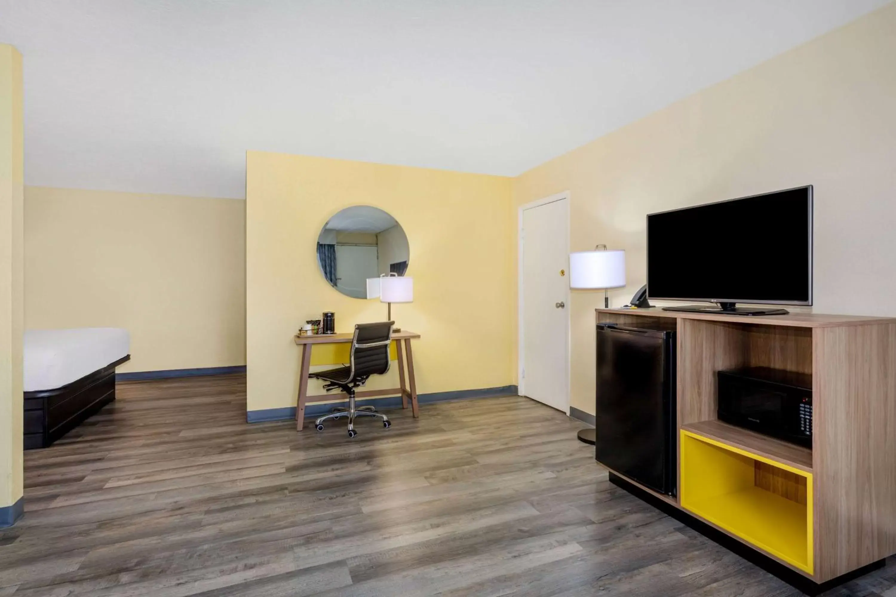 Bed, TV/Entertainment Center in Days Inn & Suites by Wyndham Clovis