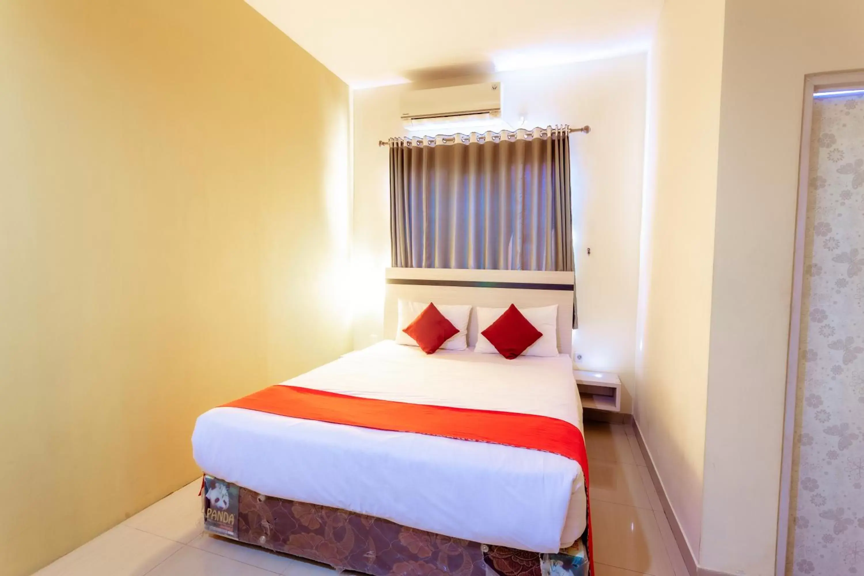 Bed in Pratisarawirya Guesthouse by ecommerceloka Bed in Pratisarawirya Guesthouse by ecommerceloka