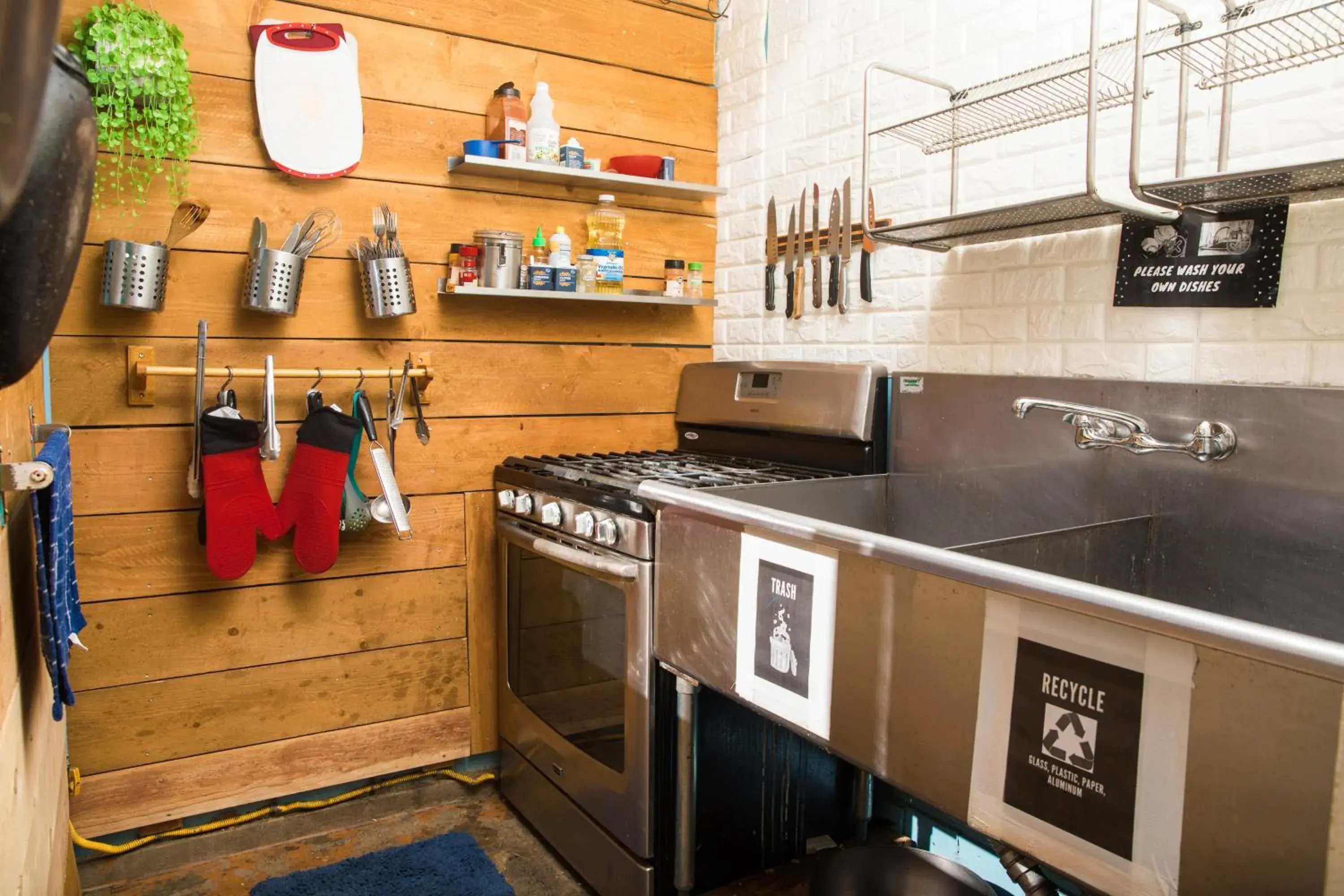 Communal kitchen, Kitchen/Kitchenette in ITH Beach Bungalow Surf Hostel San Diego