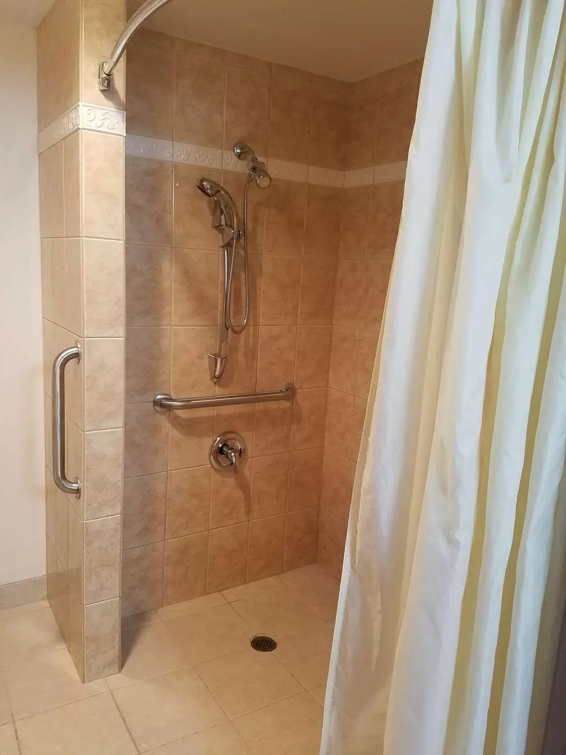 Shower, Bathroom in Best Western Ocala Park Centre