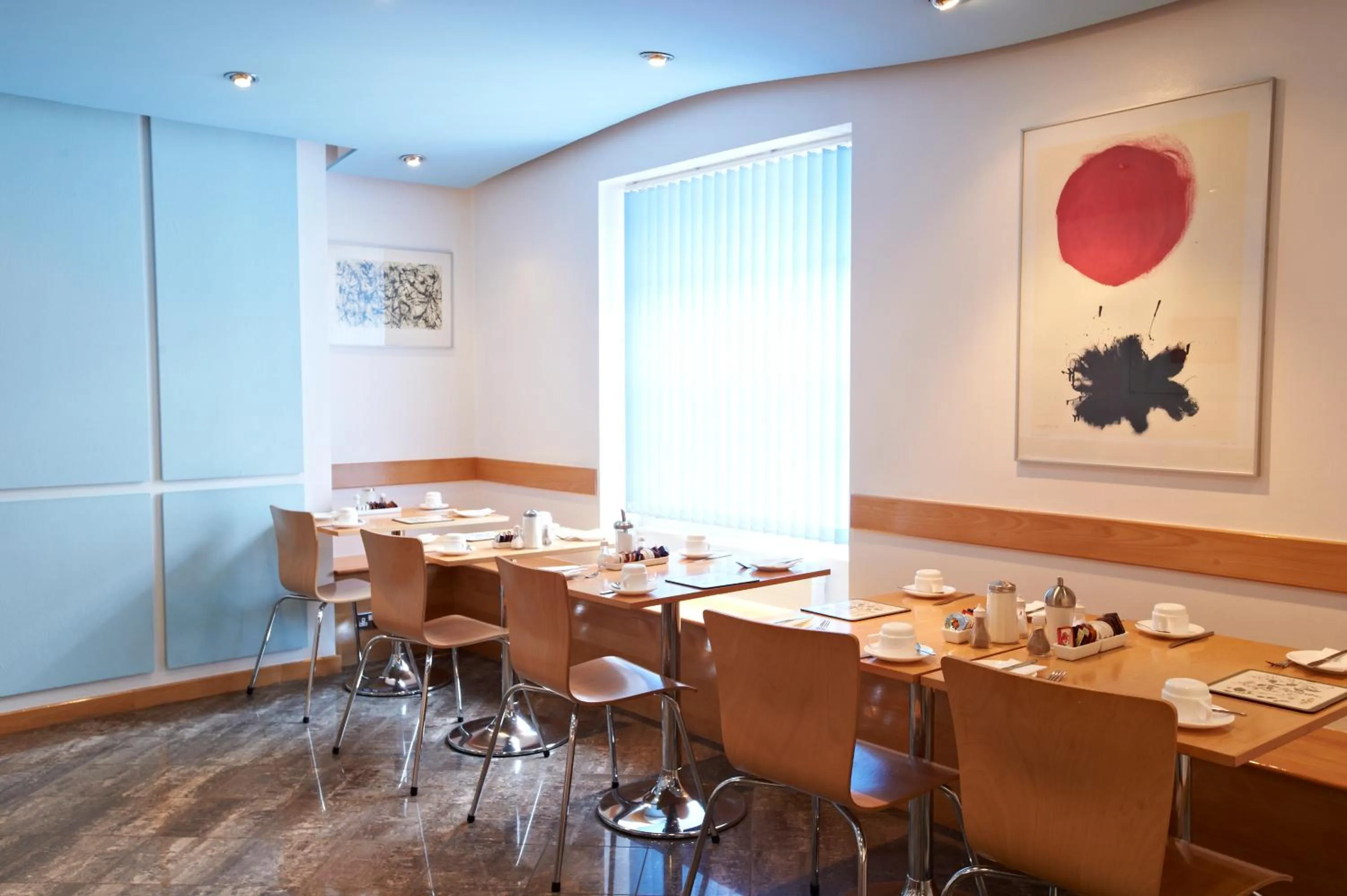 Restaurant/places to eat in Luna And Simone Hotel