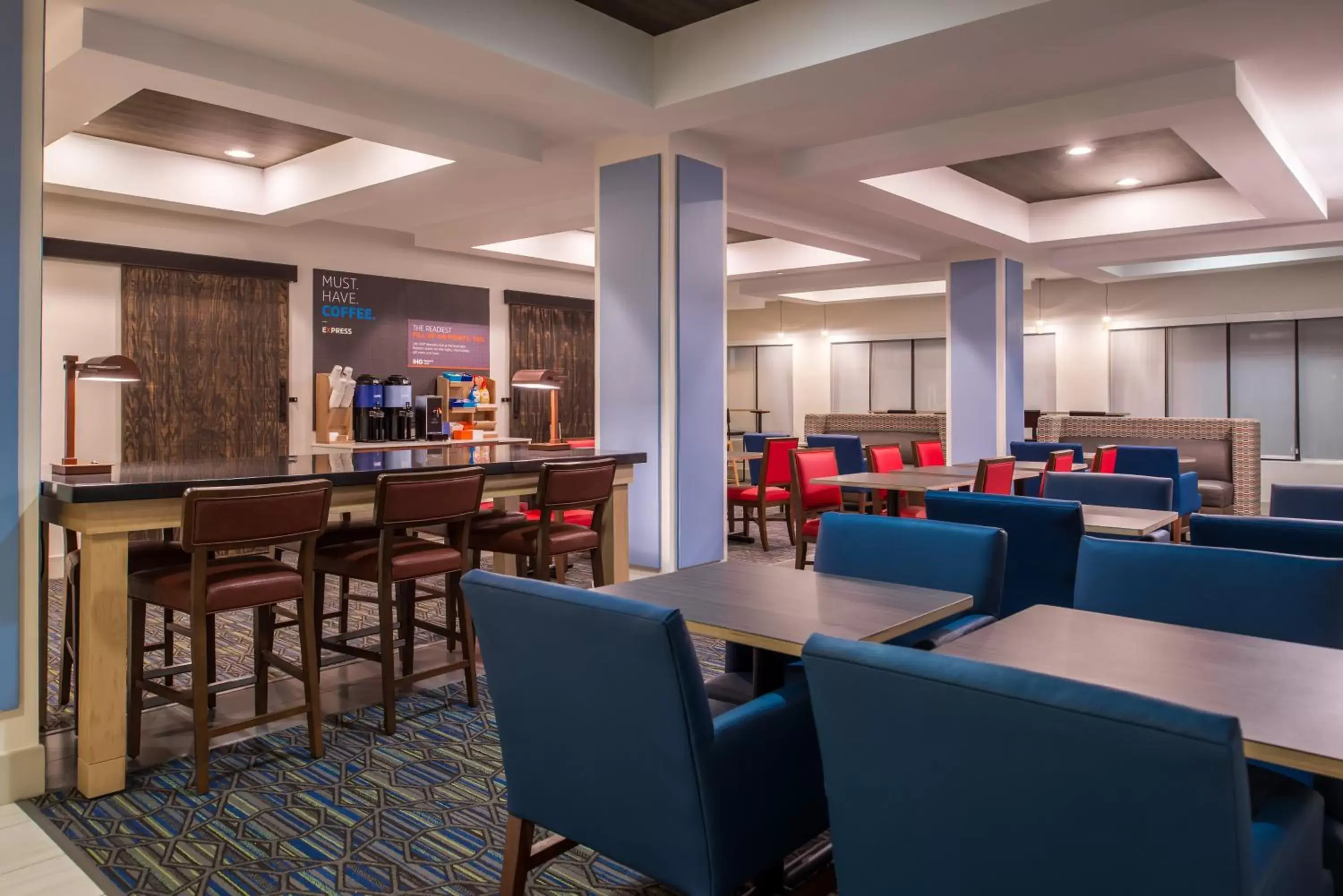 Breakfast, Lounge/Bar in Holiday Inn Express Hotel & Suites Tampa-Anderson Road-Veterans Exp, an IHG Hotel