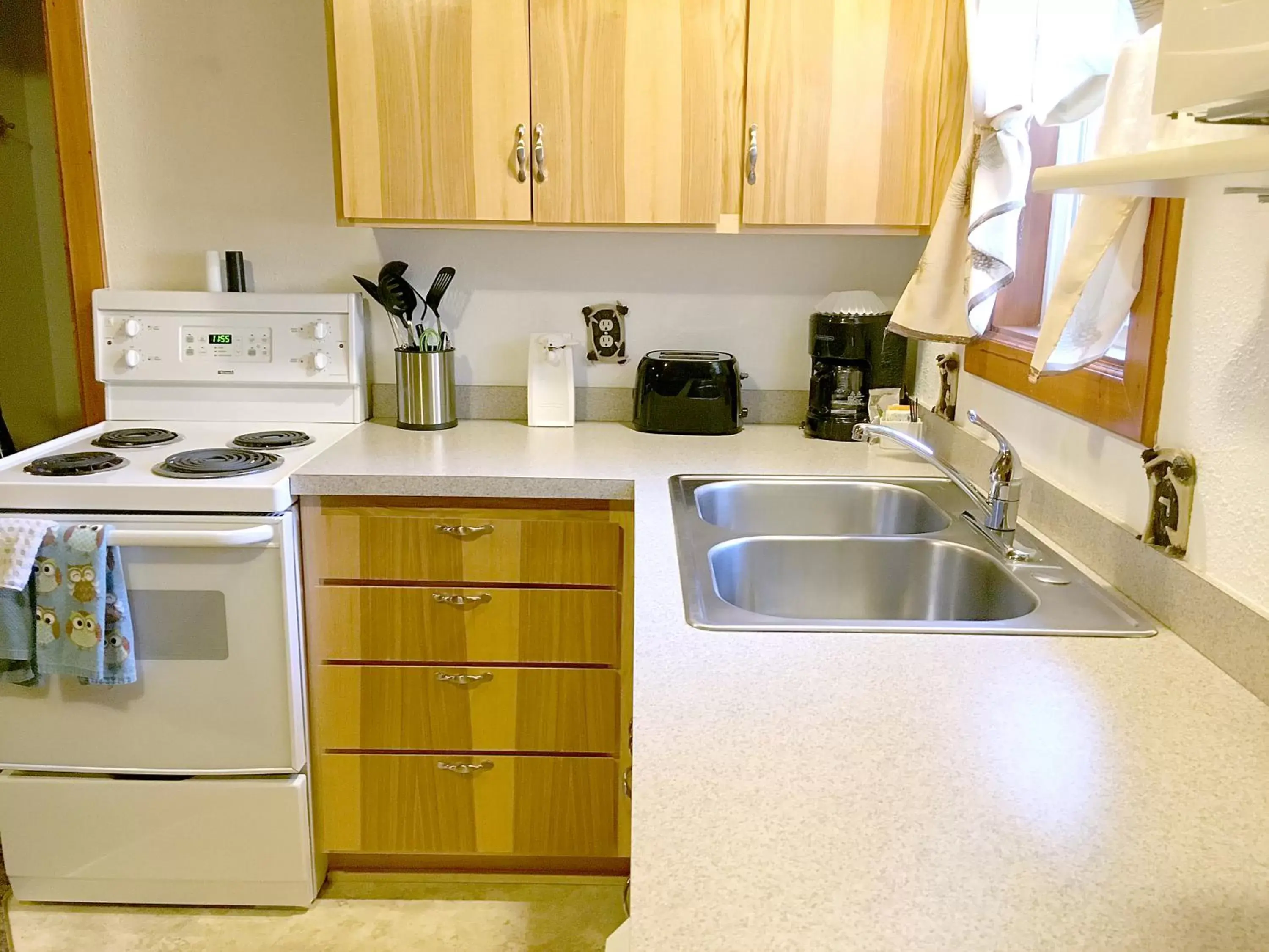 Kitchen/Kitchenette in Park Motel and Cabins