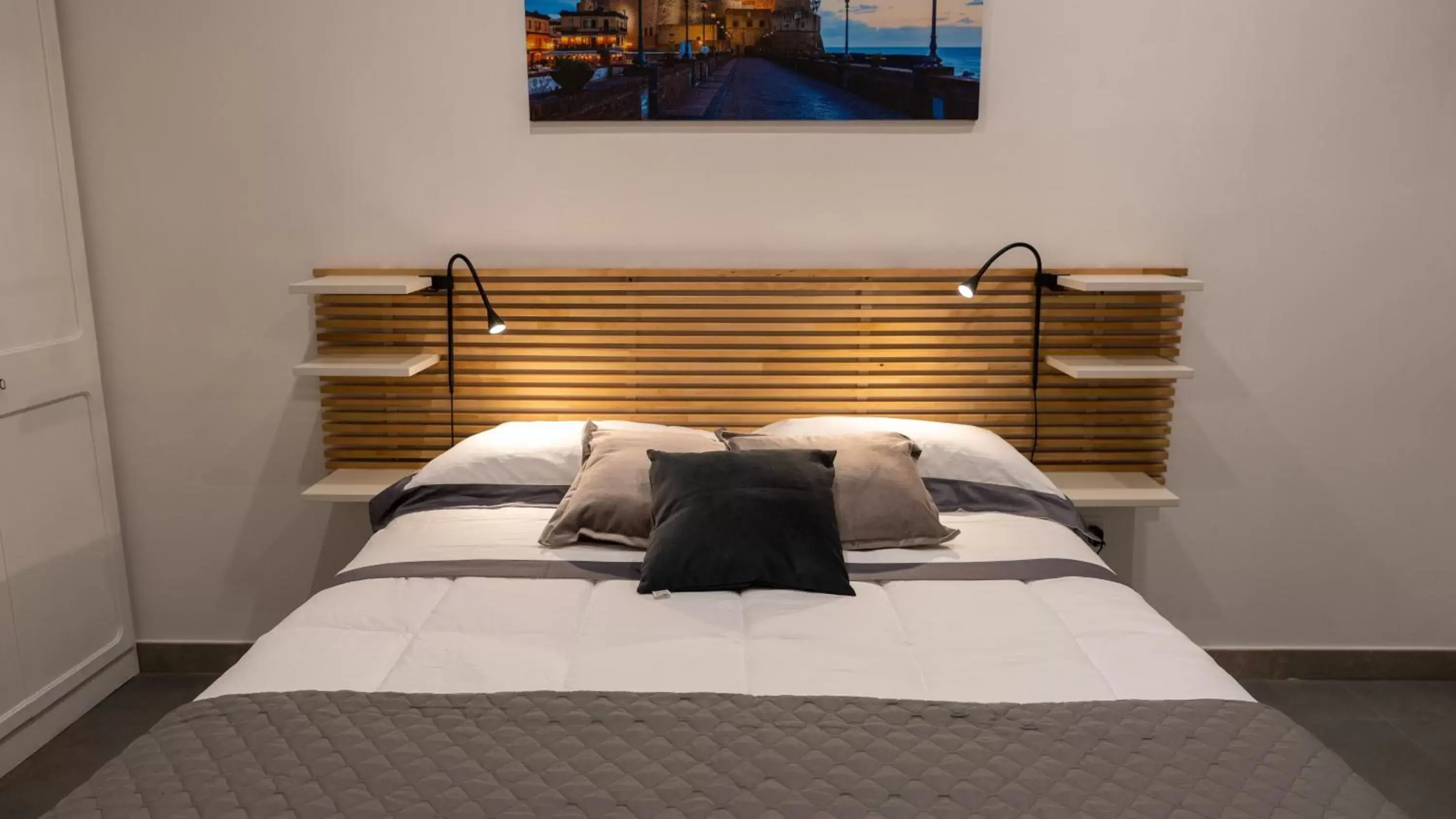 Bedroom, Bed in Real Passeggio di Napoli