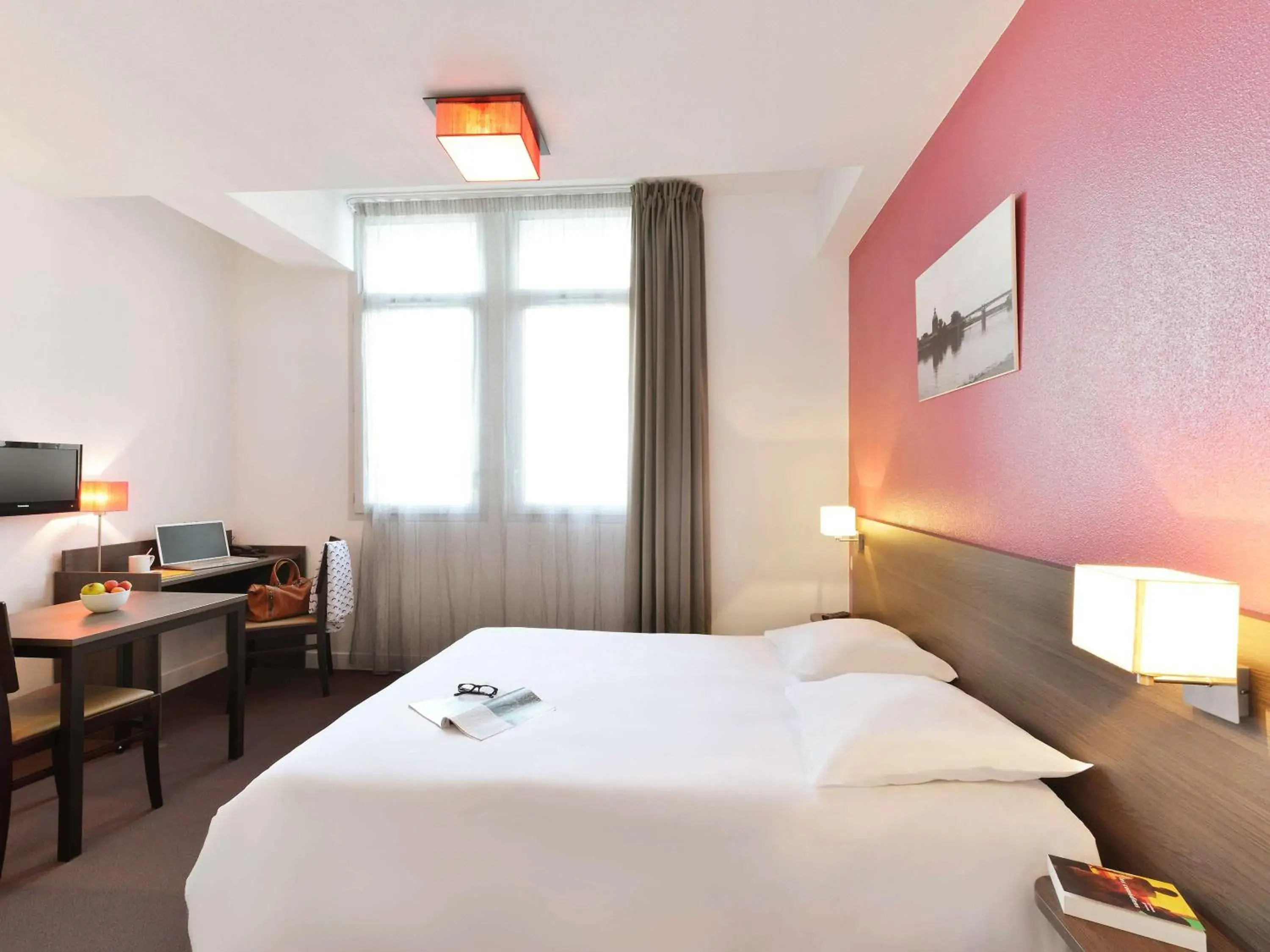 Photo of the whole room, Bed in Aparthotel Adagio Access Toulouse St Cyprien