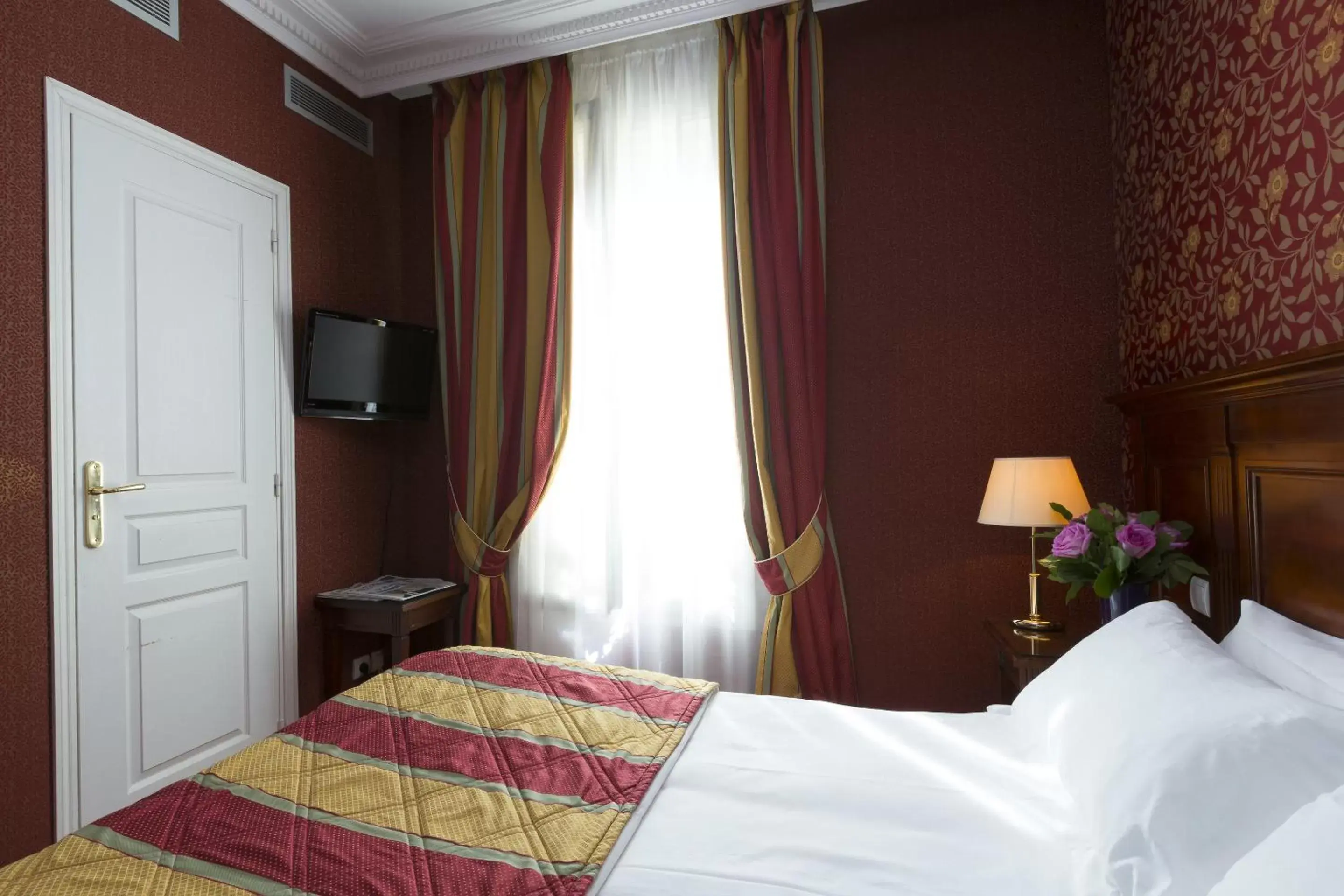Bed in Elysees Niel Hotel