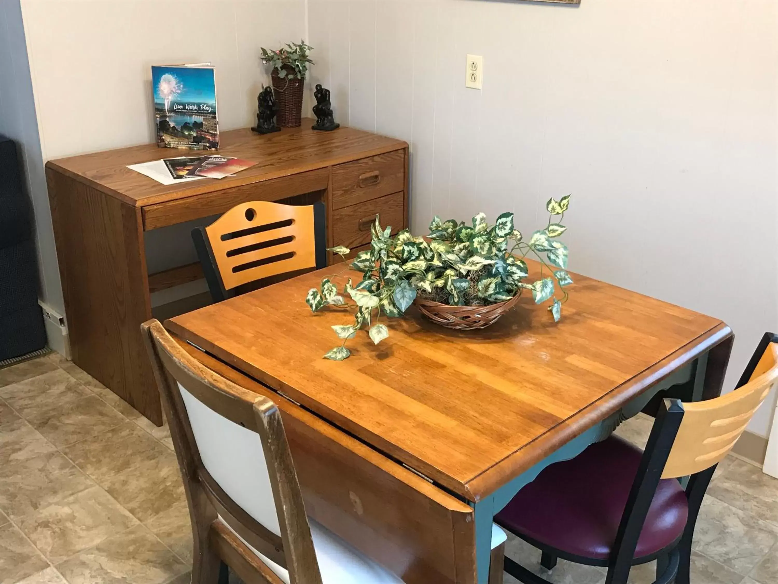 Dining Area in Simmons Motel and Suites