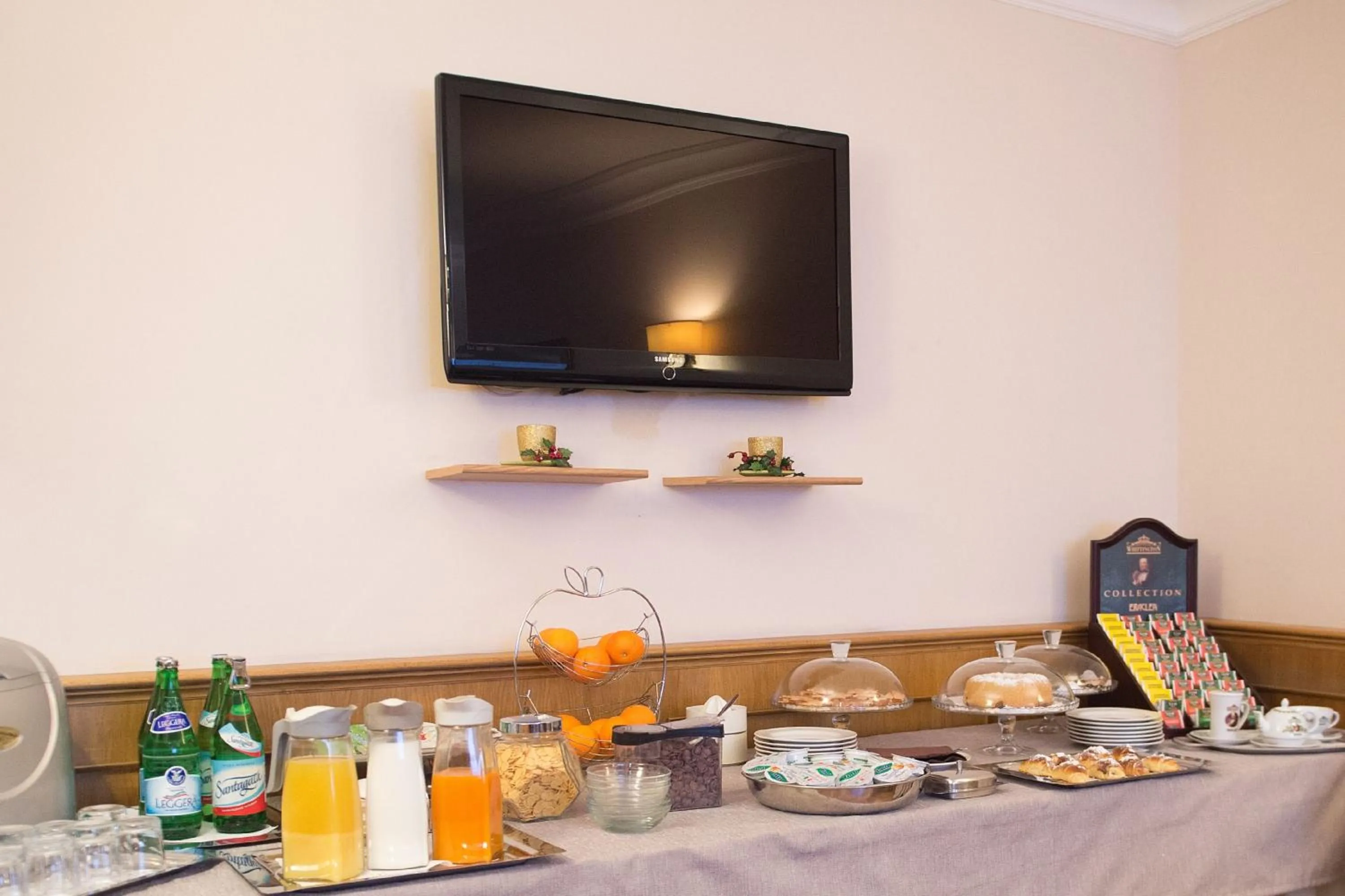 Breakfast in Hotel Leopardi