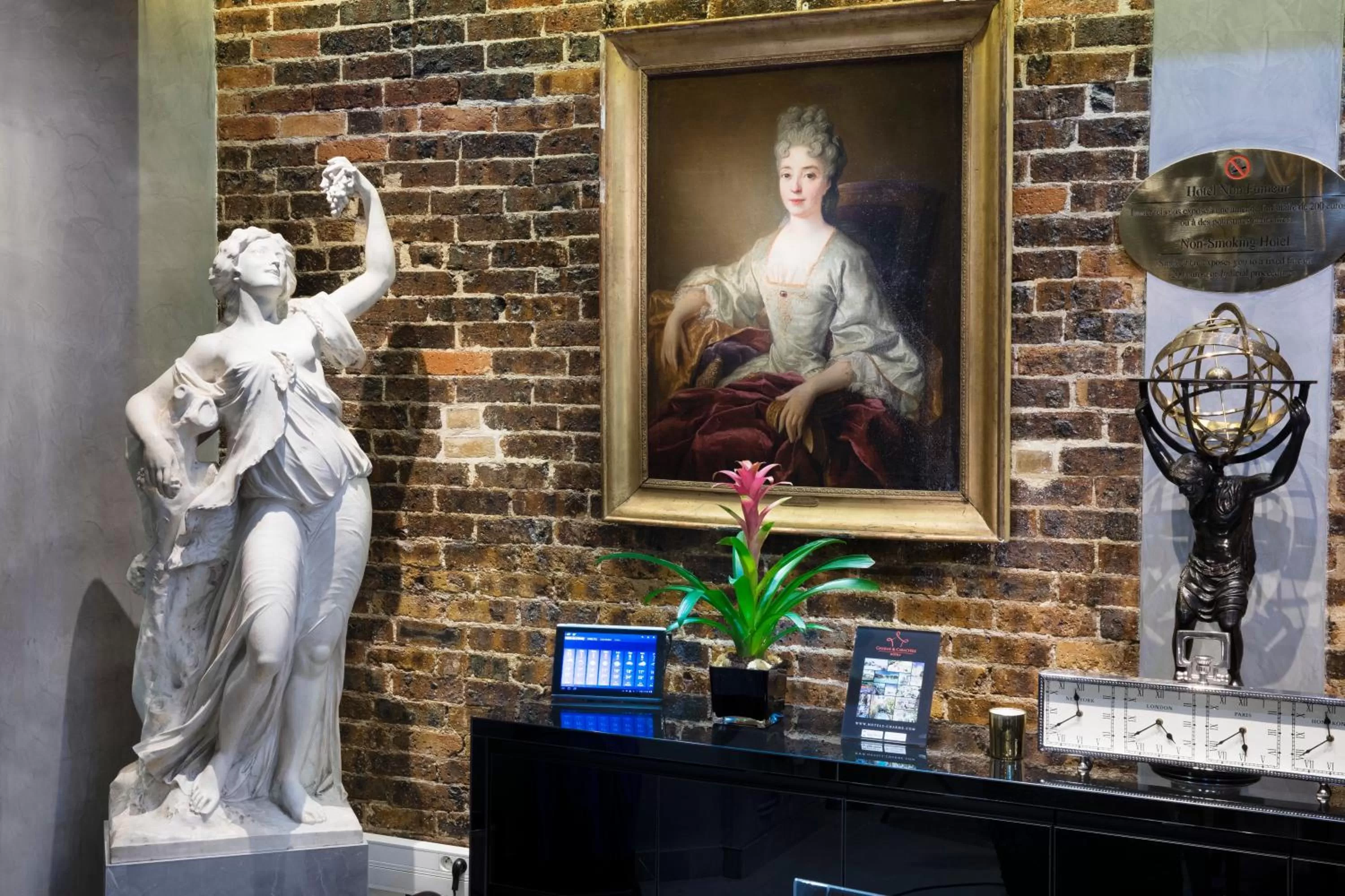 Lobby or reception in Hotel Plaza Elysées