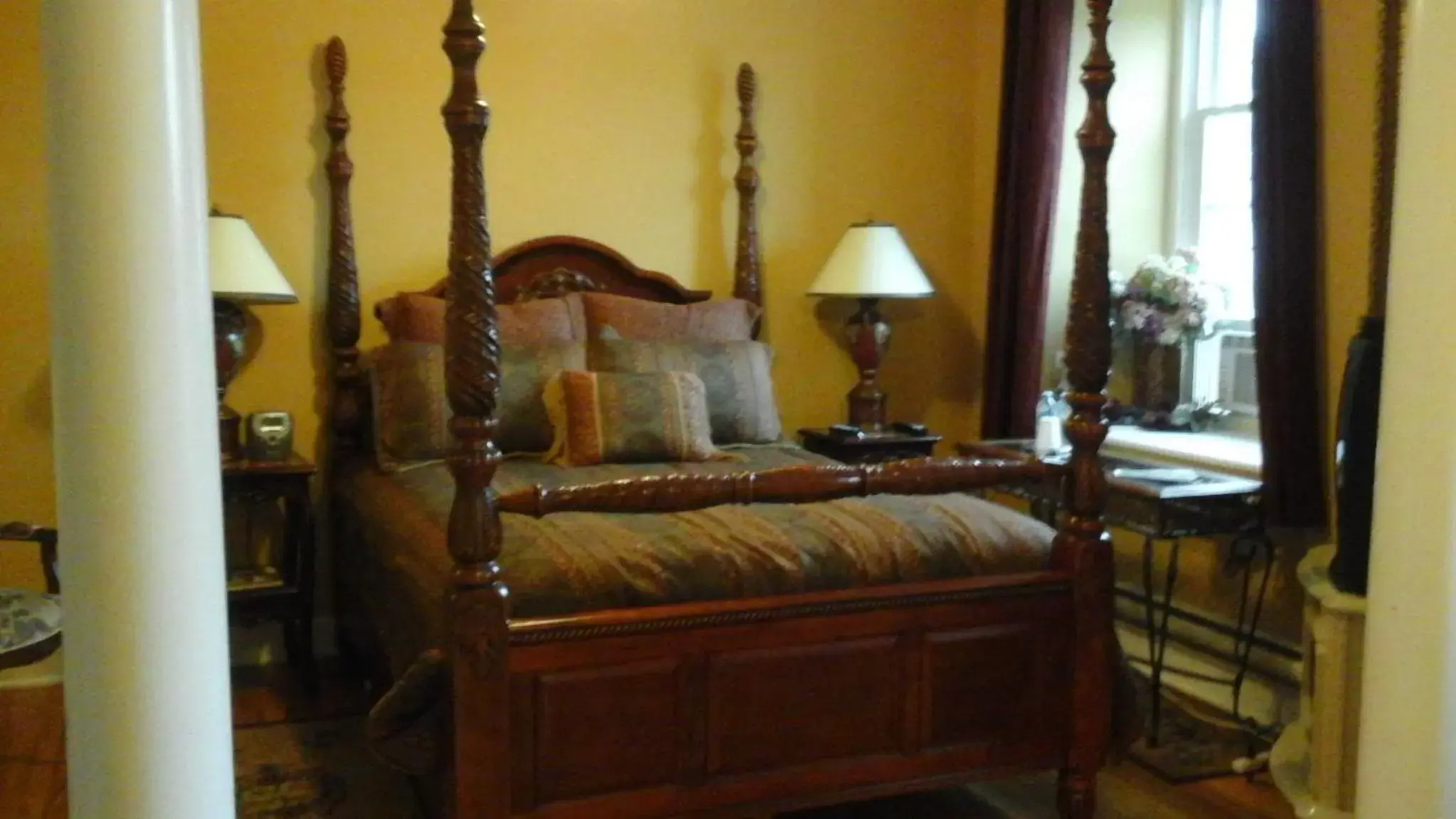 Bed in Baldachin Inn