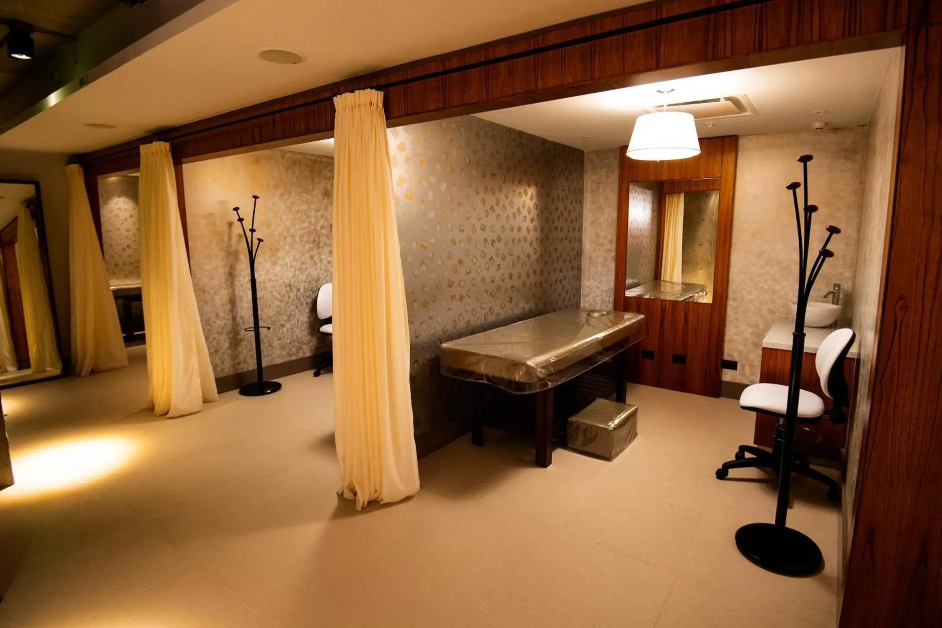 Massage, Bathroom in Grand Brizo La Plata