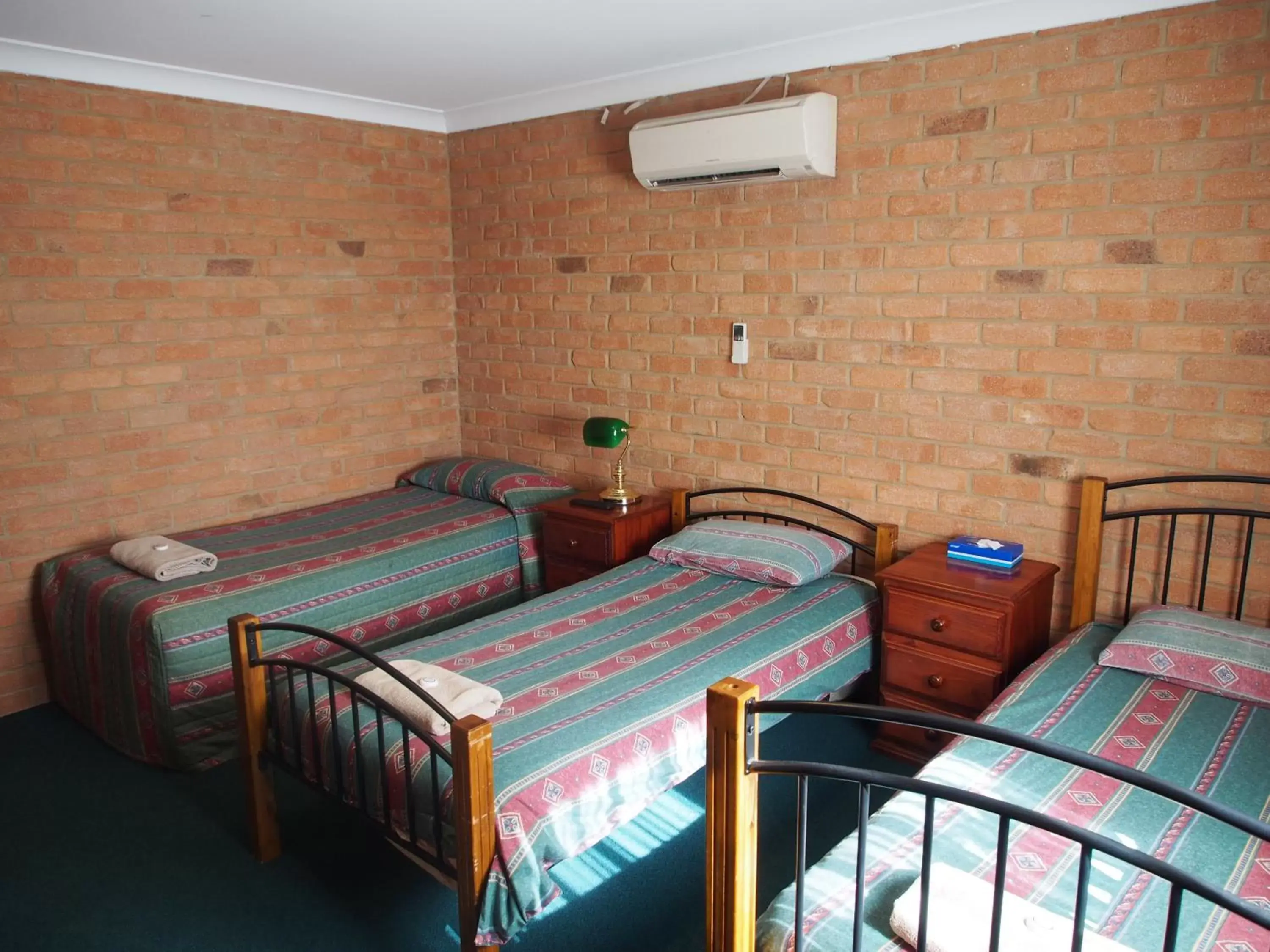 Bed in Cobar Town & Country Motor Inn