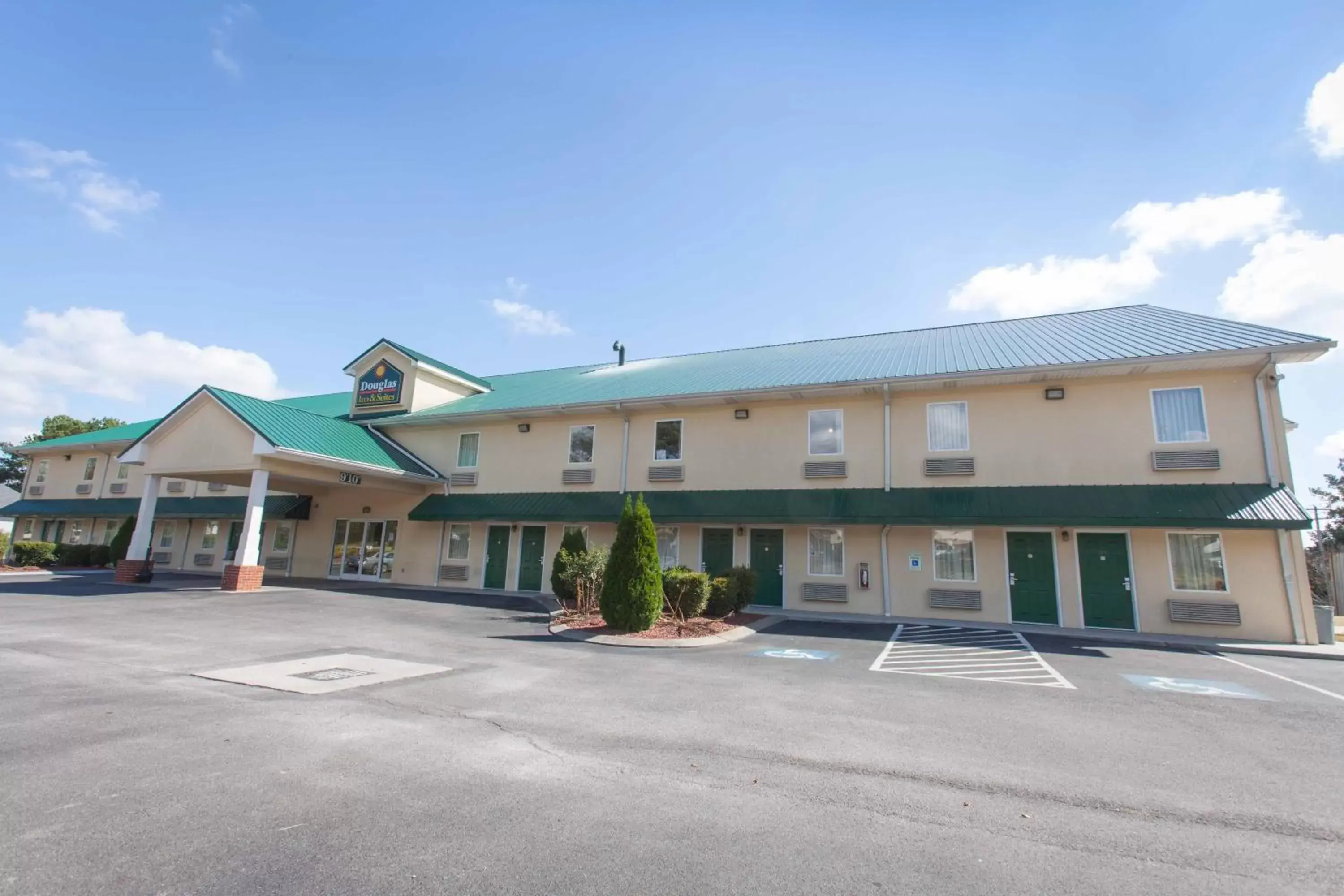 Facade/entrance, Property Building in Douglas Inn & Suites