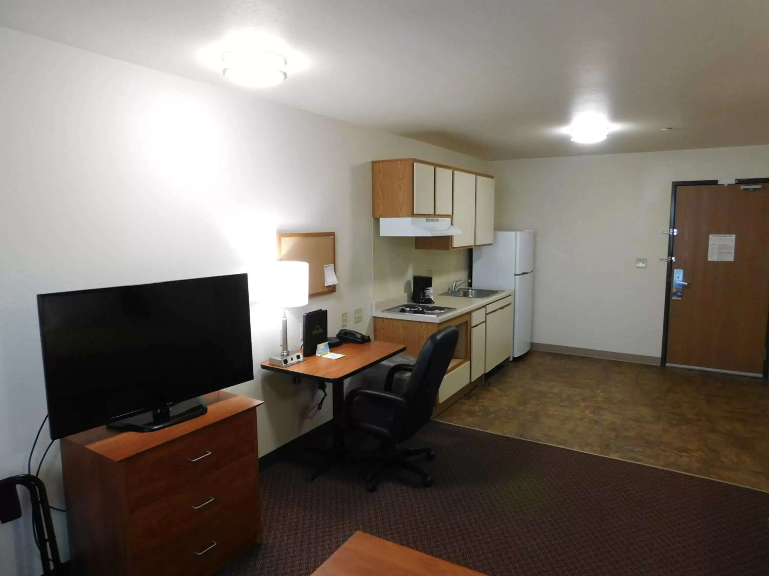 Kitchen or kitchenette, TV/Entertainment Center in Days Inn & Suites by Wyndham Rochester South