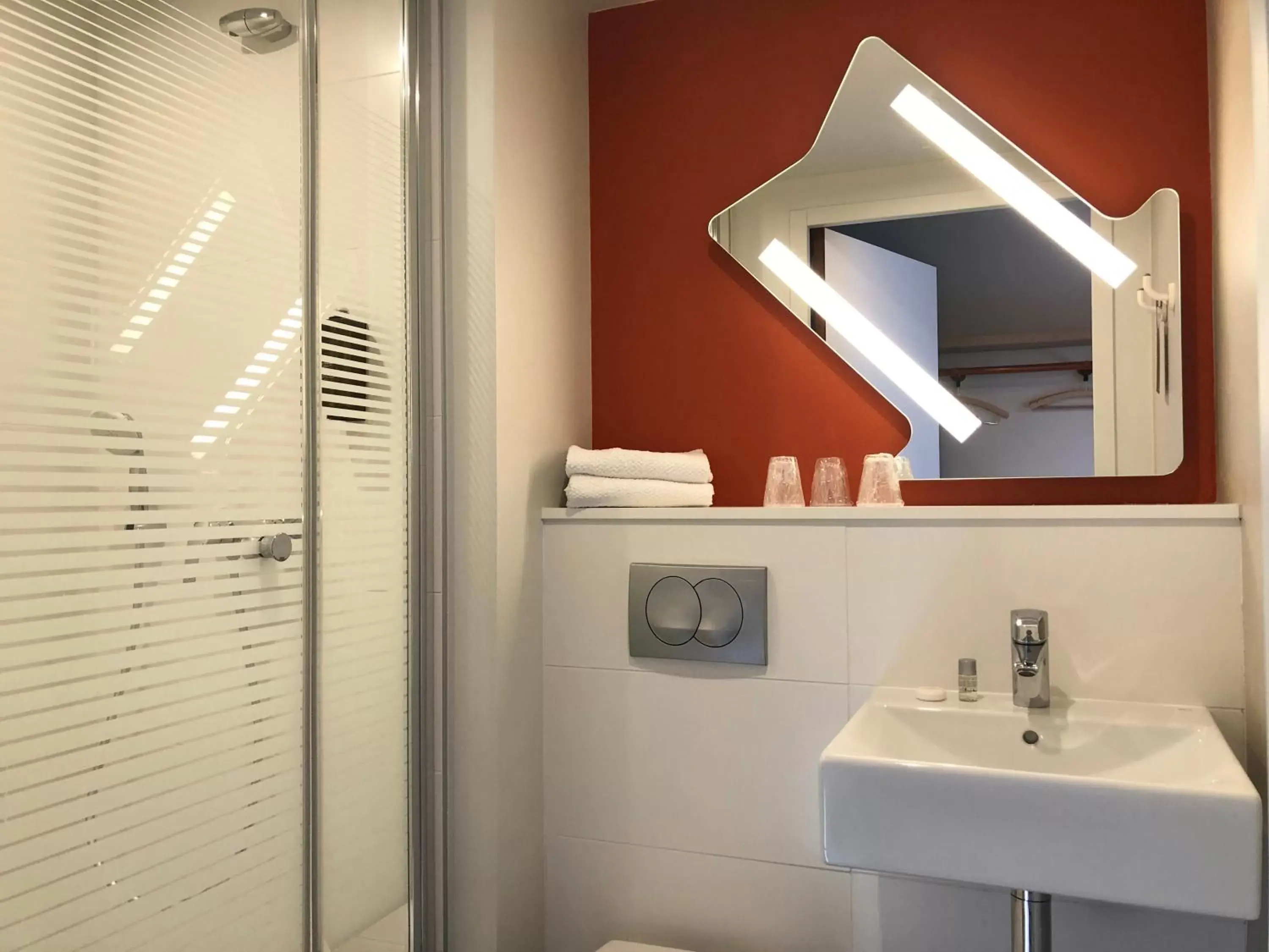 Bathroom in ibis budget Reims Parc Des Expositions