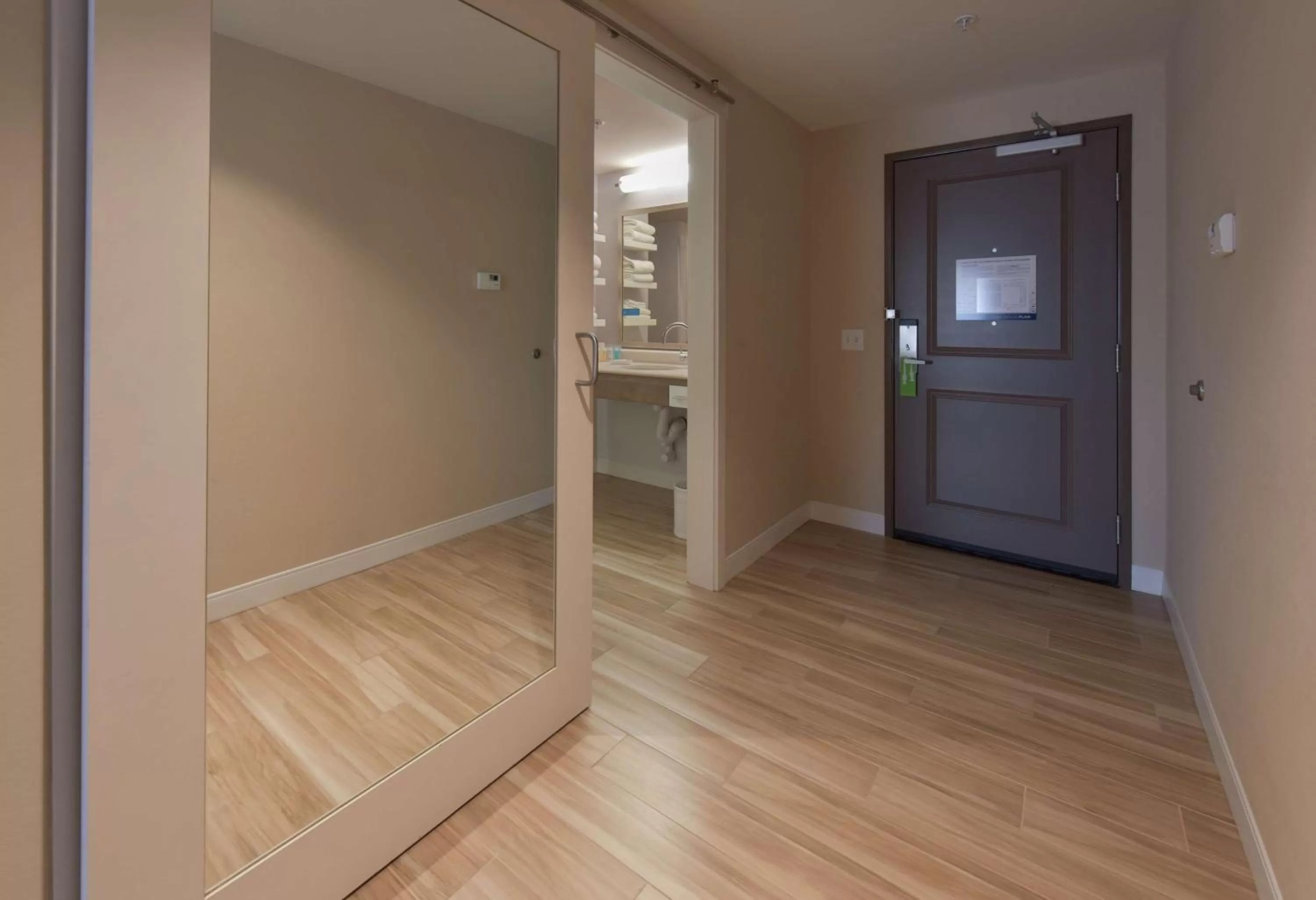 King Room with Roll-In Shower - Mobility/Hearing Access - Non-Smoking in Hampton Inn & Suites Seattle/Redmond Wa