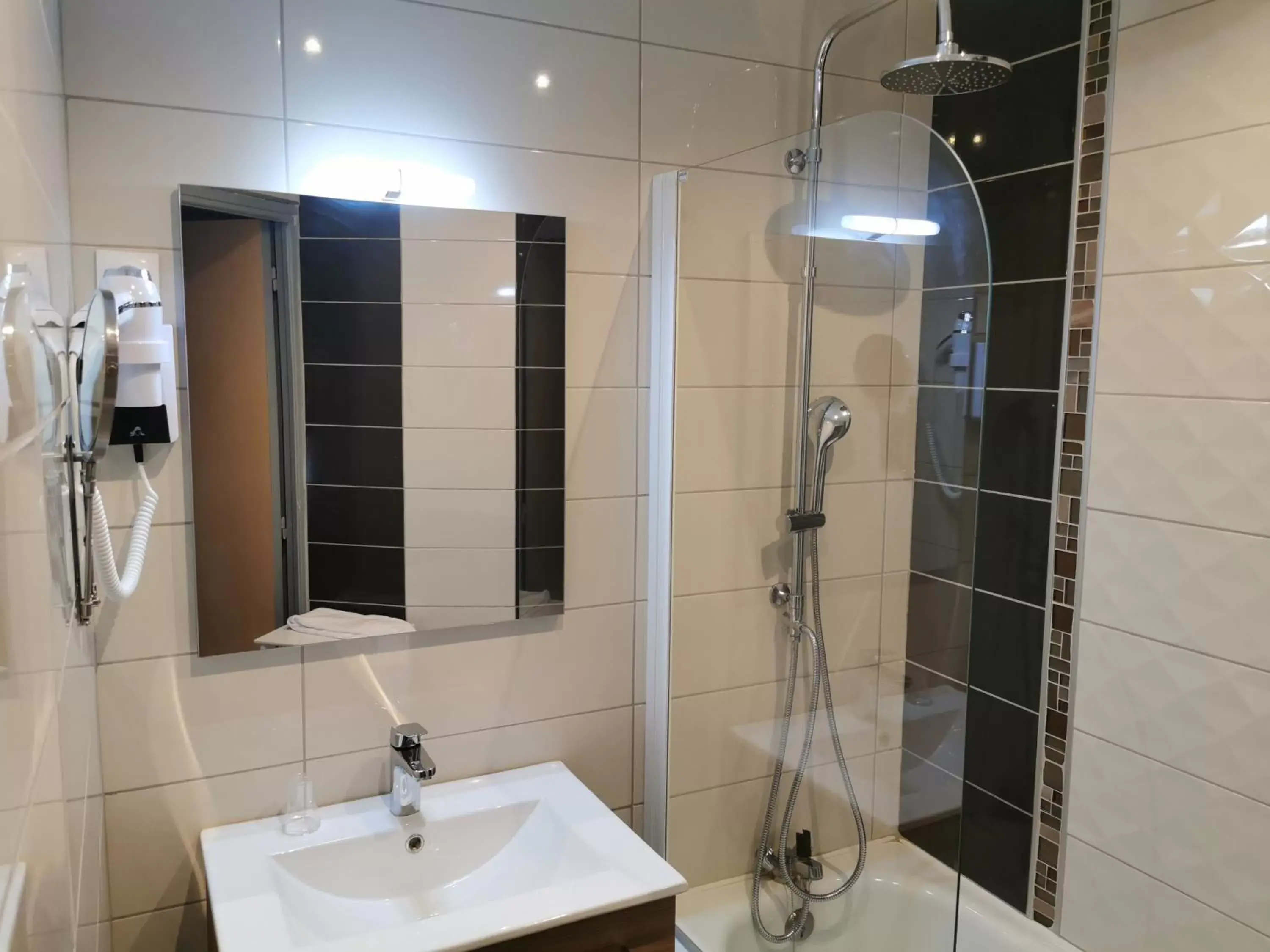 Shower, Bathroom in Hotel du Languedoc