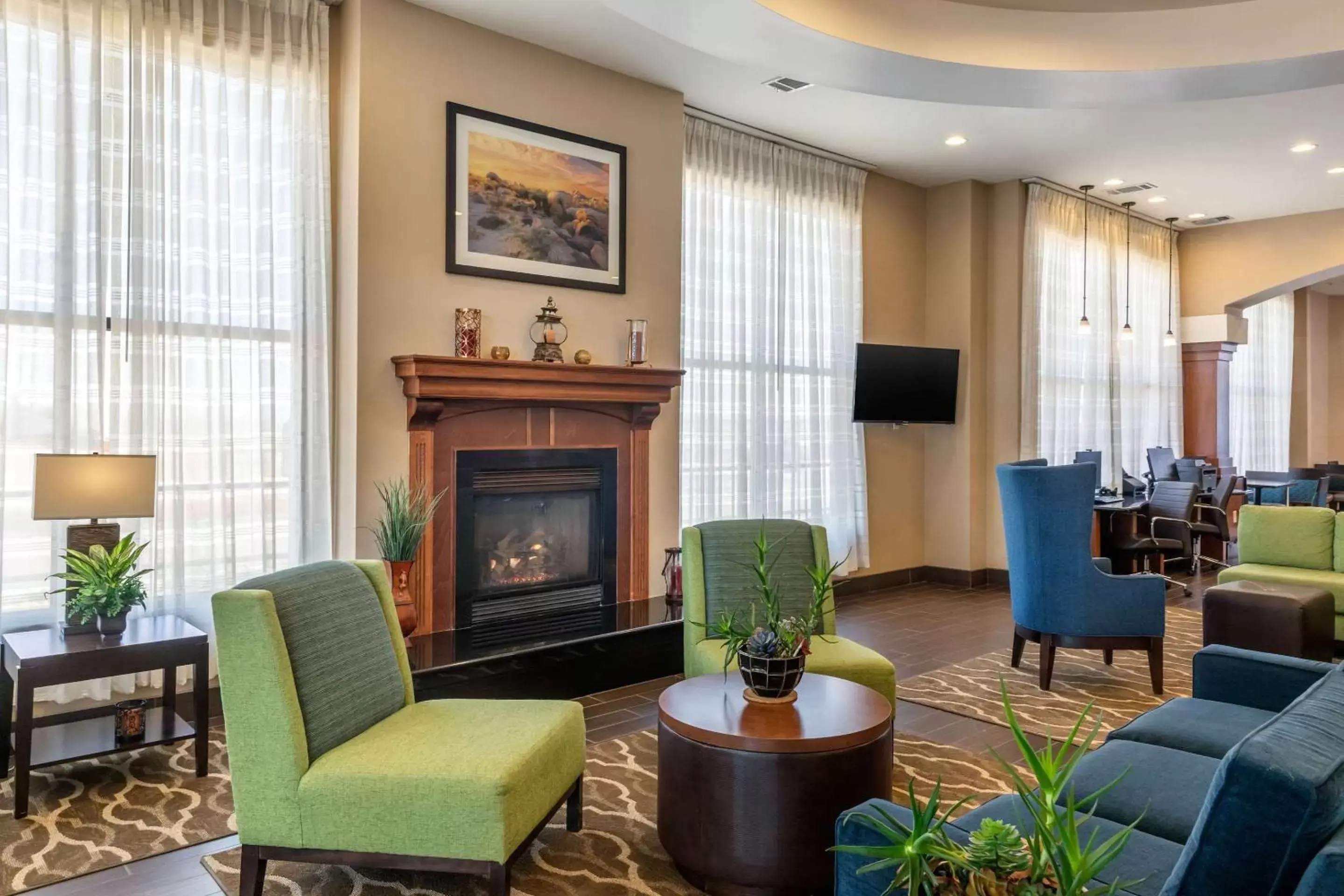 Communal lounge/ TV room, Seating Area in Comfort Suites Barstow near I-15