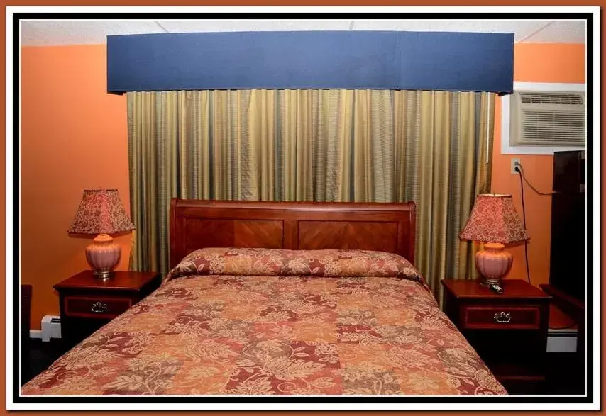 Photo of the whole room, Bed in The Cardinal Inn