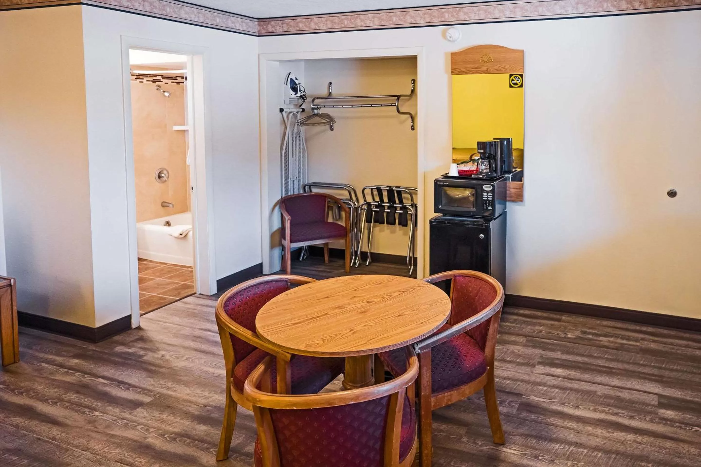 Bedroom in Rodeway Inn Albuquerque Downtown on Rt 66