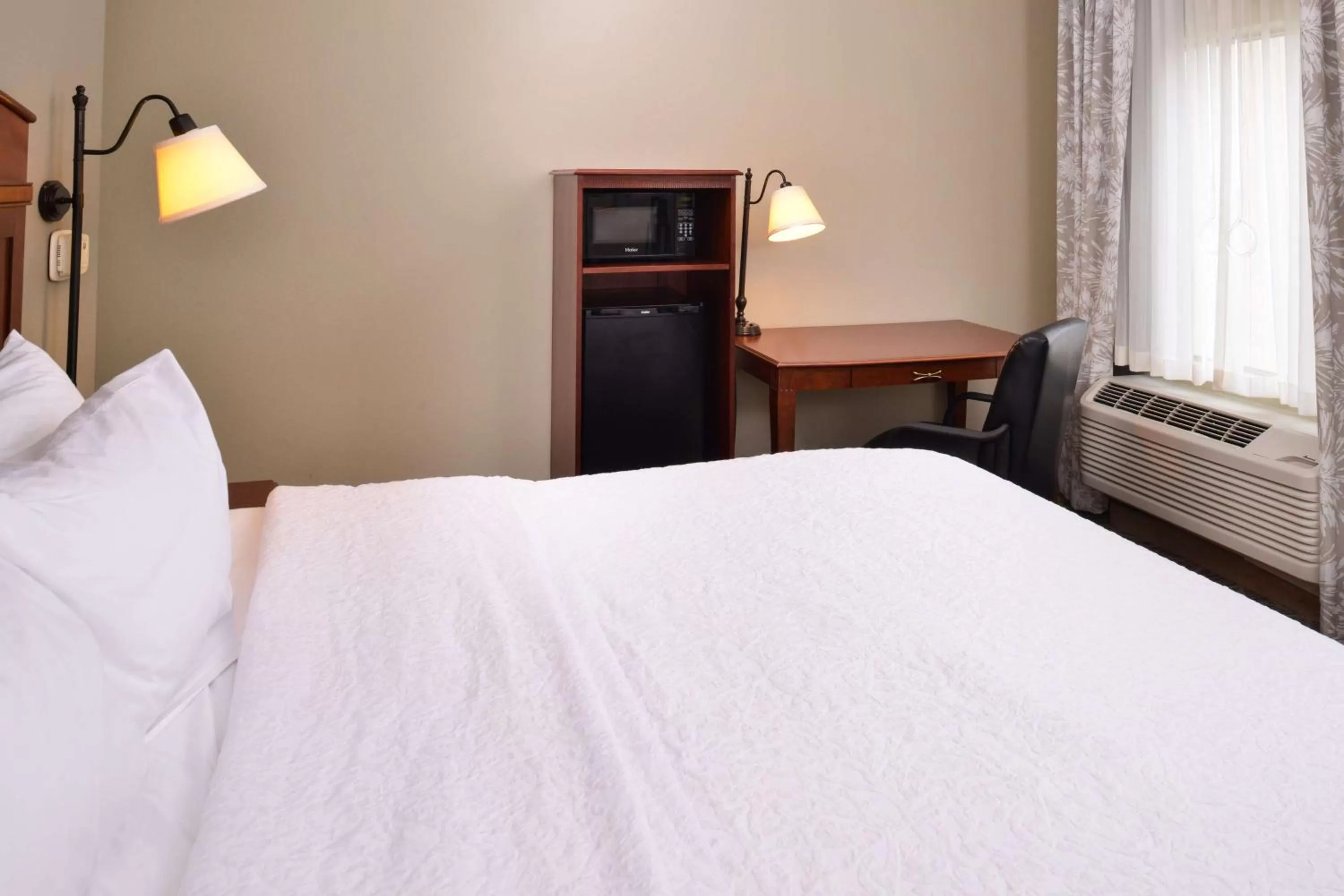 Bed in Hampton Inn by Hilton Litchfield