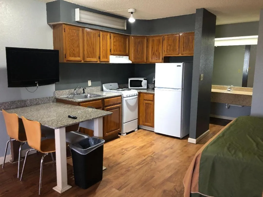 Kitchen or kitchenette in Americas Best Value Inn Yukon