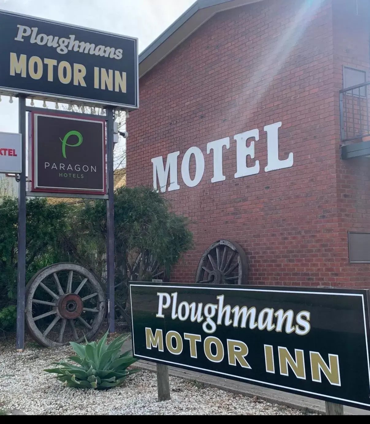 Property building, Property Logo/Sign in Ploughmans Motor Inn