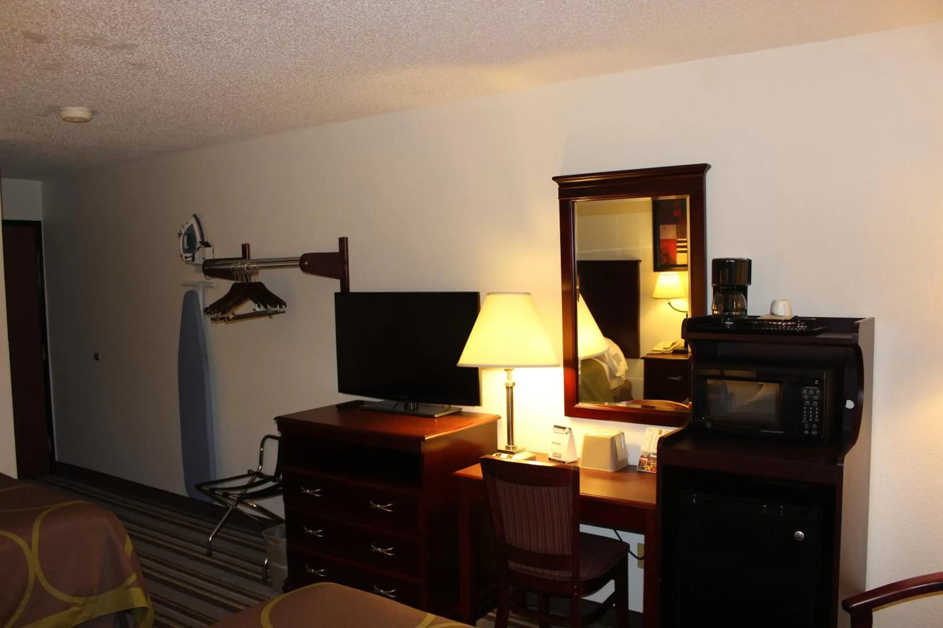 Bedroom, TV/Entertainment Center in Super 8 by Wyndham Tuscaloosa
