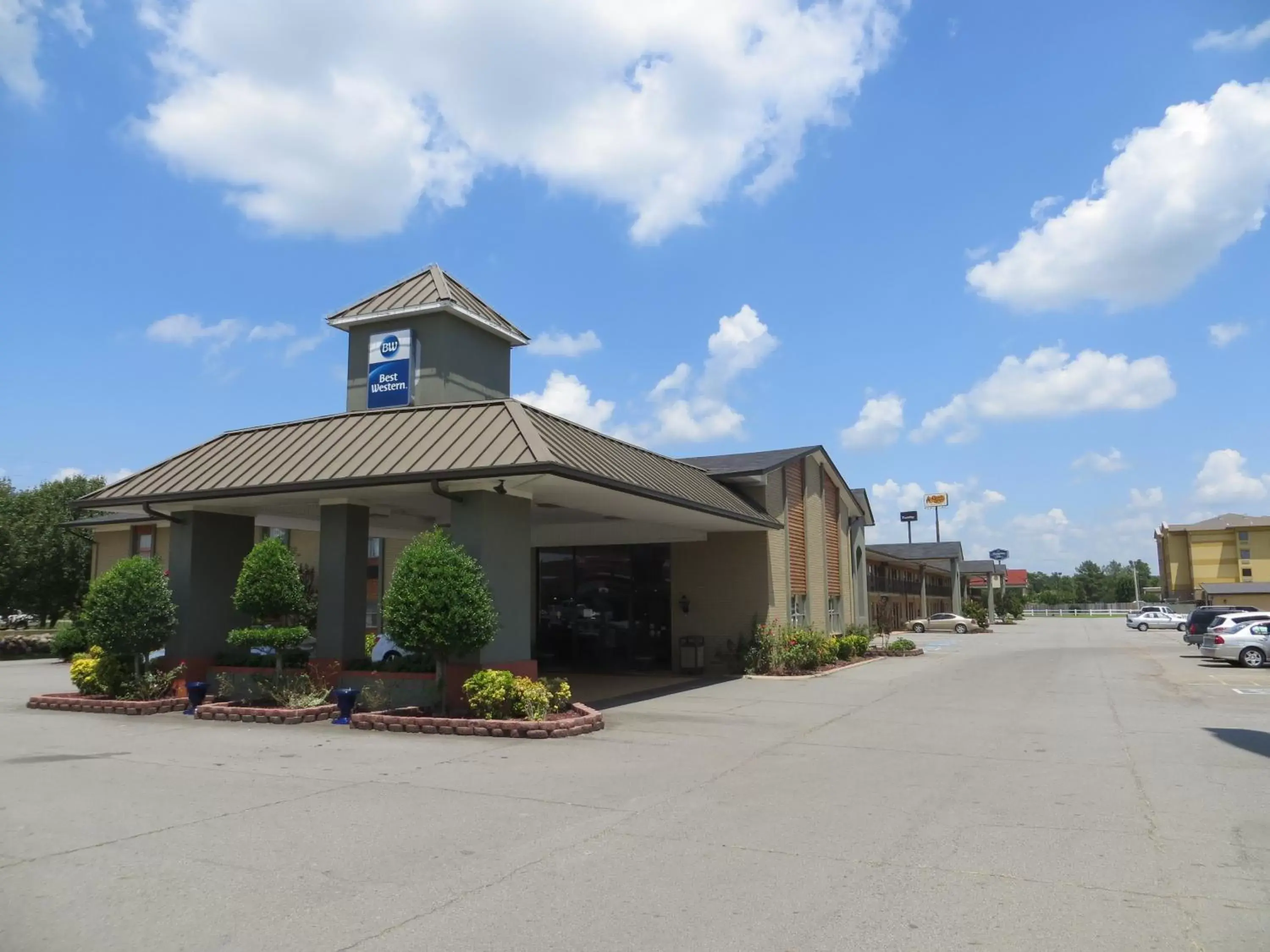 Property Building in Best Western Inn Russellville