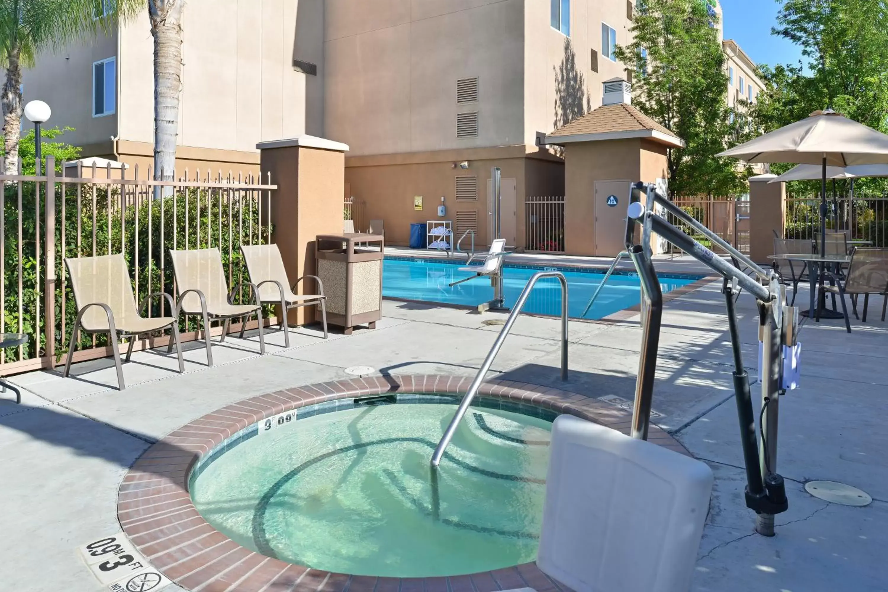 Spa and wellness centre/facilities, Swimming Pool in Holiday Inn Express Fresno River Park Highway 41, an IHG Hotel