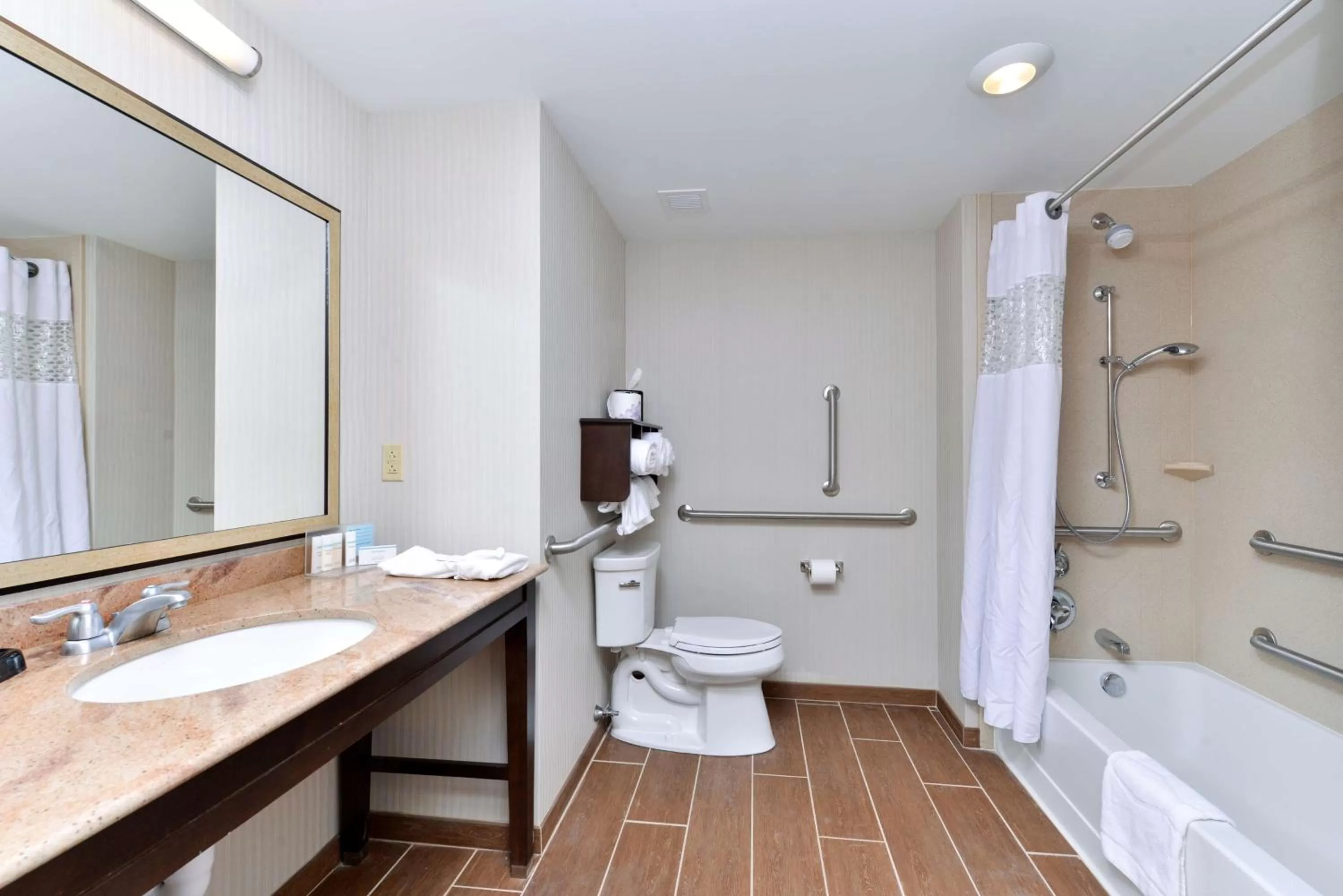 Bathroom in Hampton Inn & Suites California University-Pittsburgh