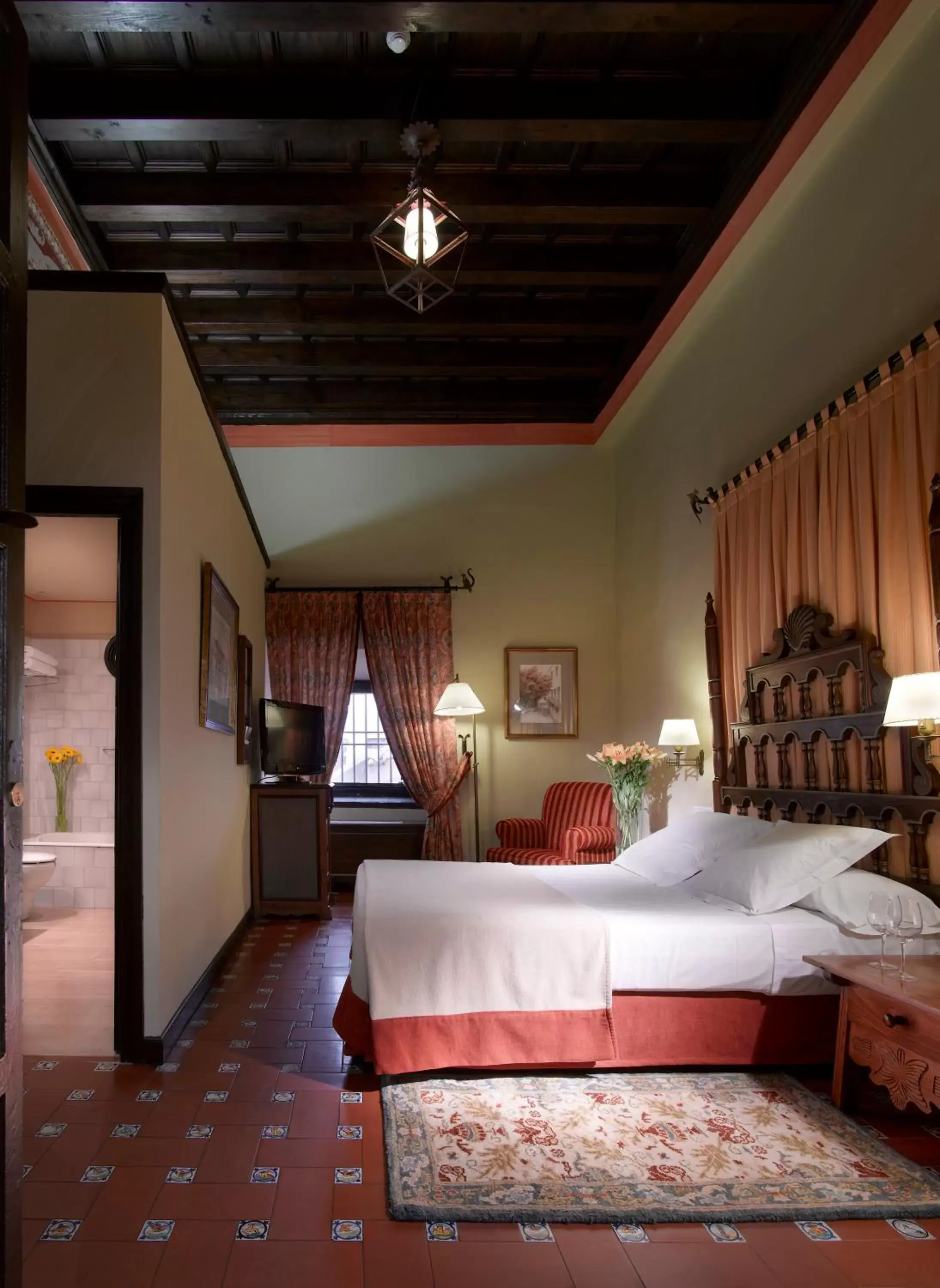 Photo of the whole room, Bed in Parador de Ubeda